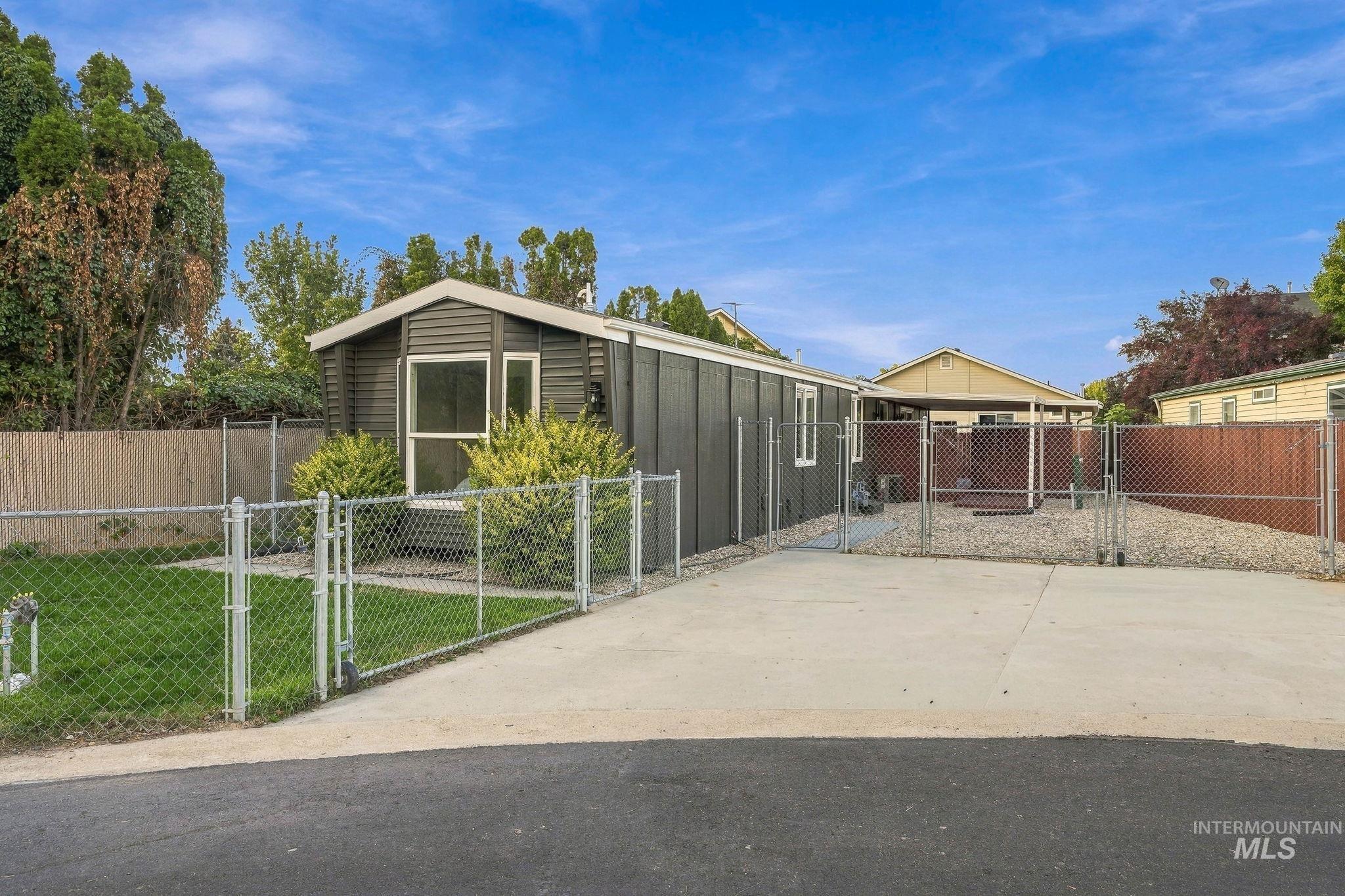 10128 W Greenleaf Ln — photo