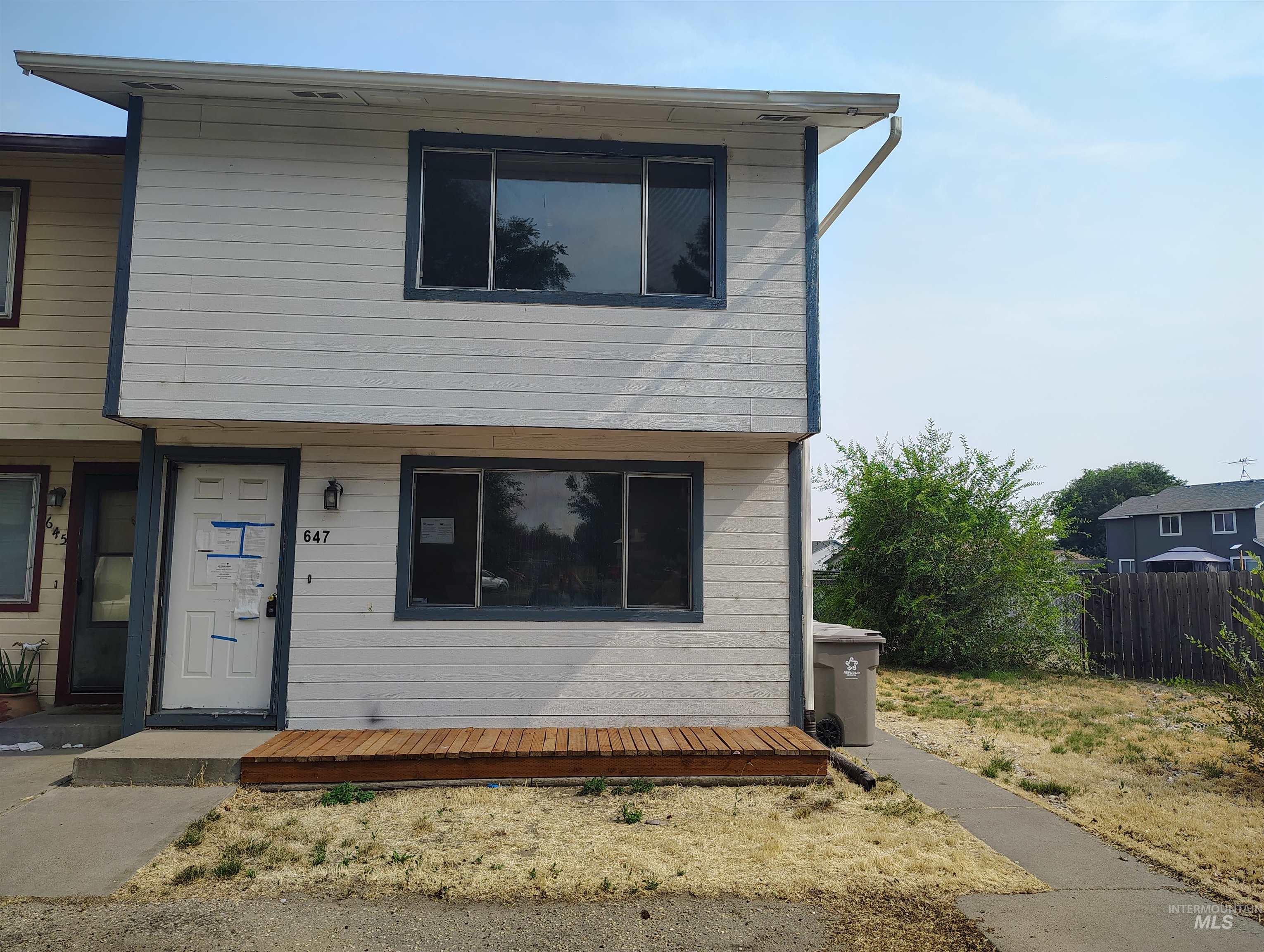 647 Brookside Ct — photo