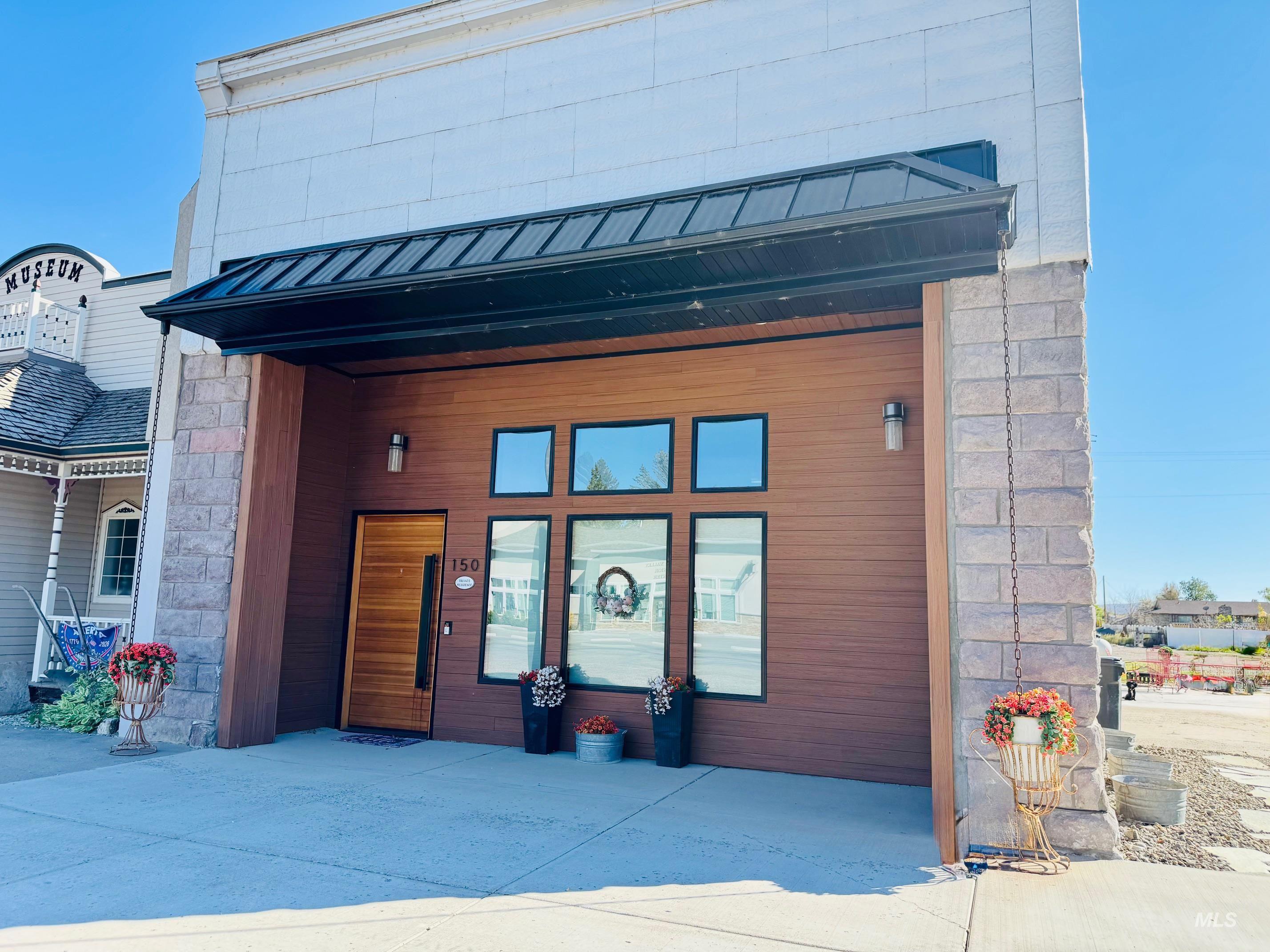 150 W Main St — photo