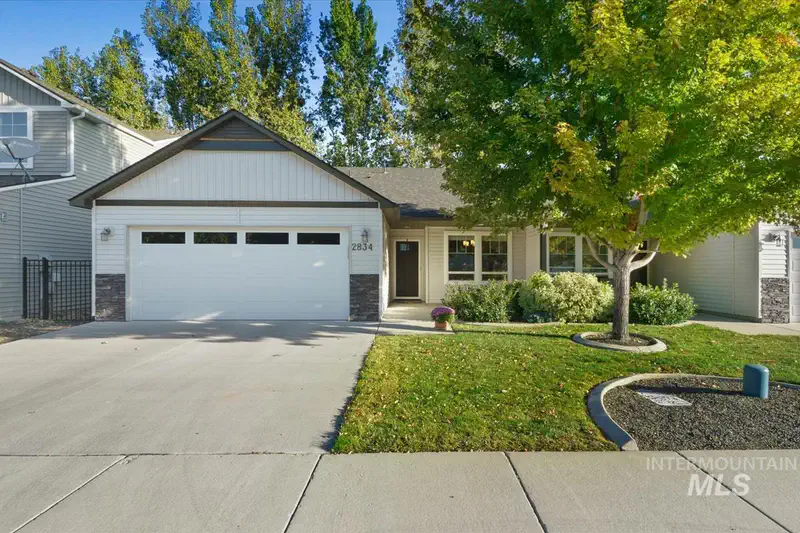 2834 E Clarene Dr — photo