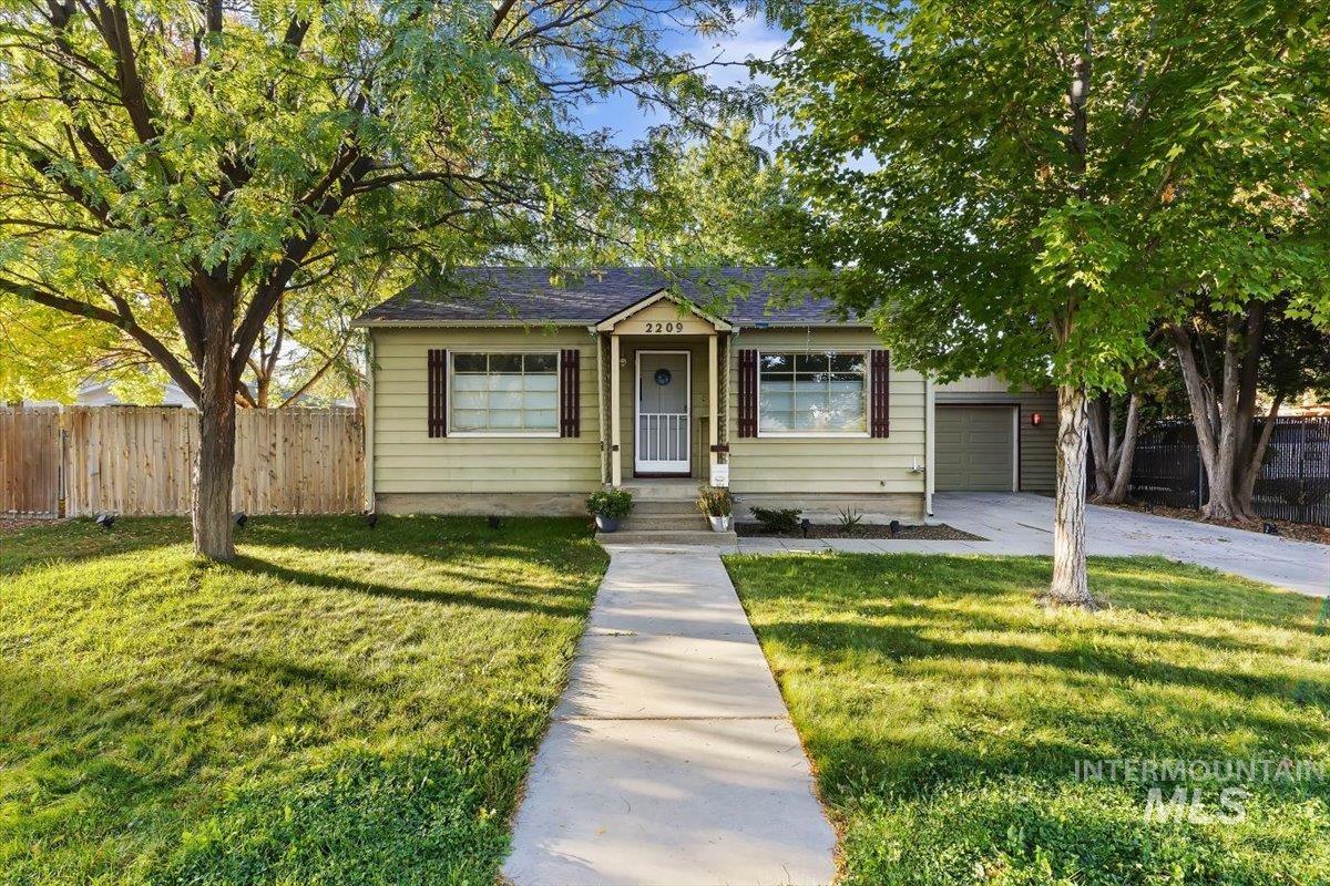 2209 W Frederic St — photo