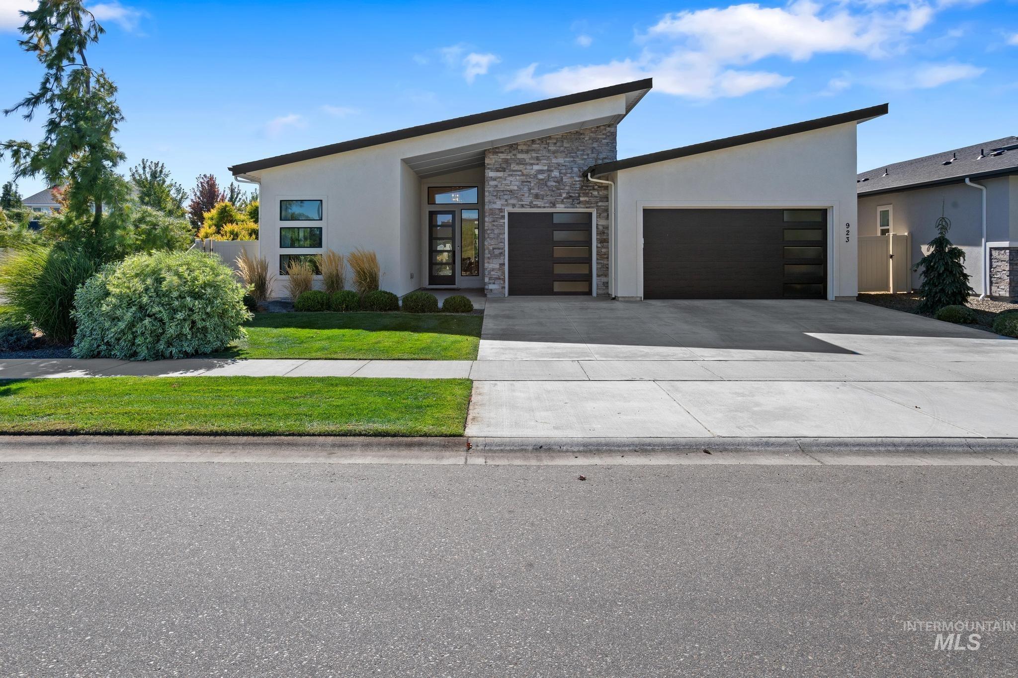 923 E Rio Chico Dr — photo