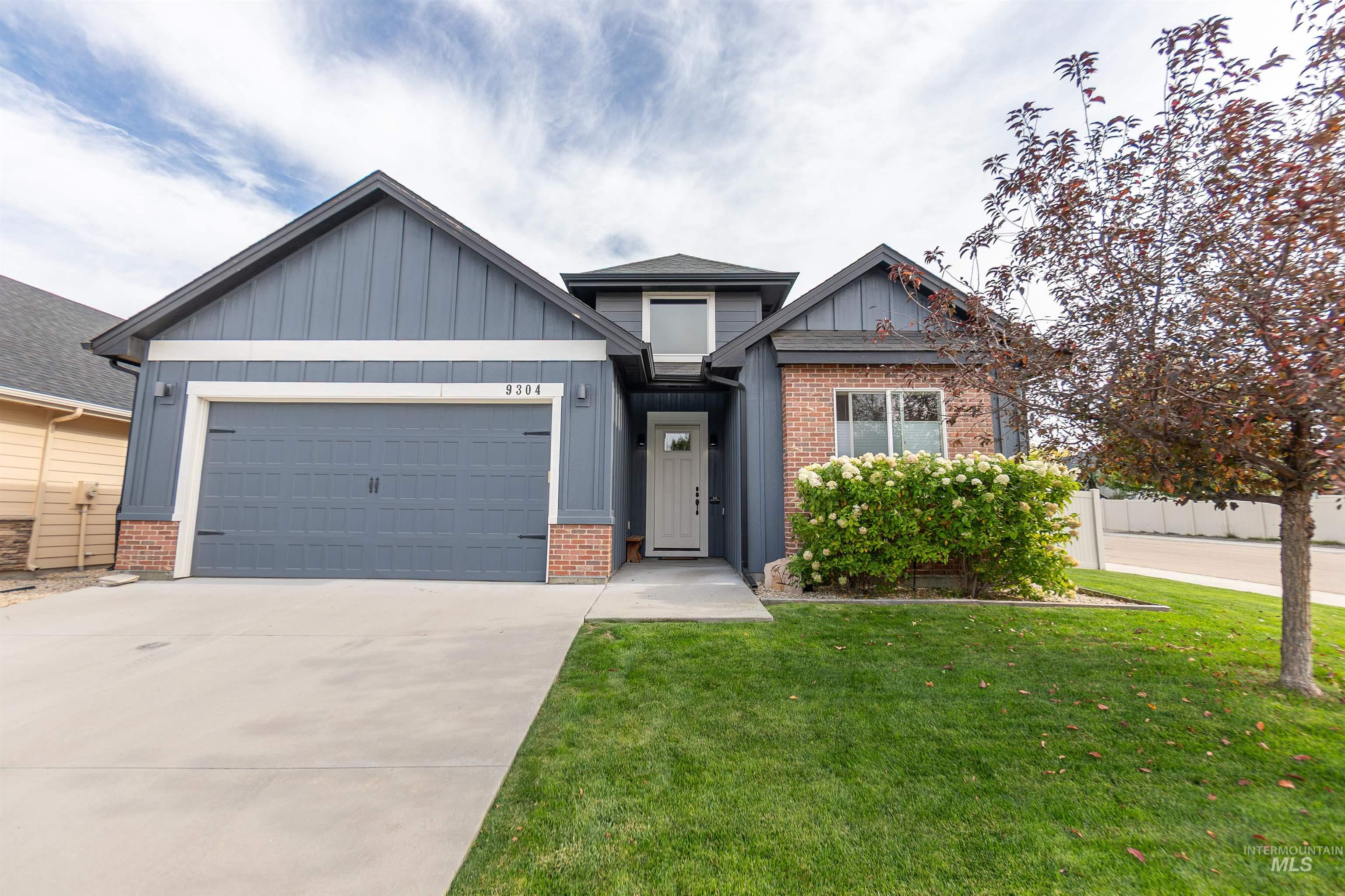 9304 W Tillamook Dr. — photo