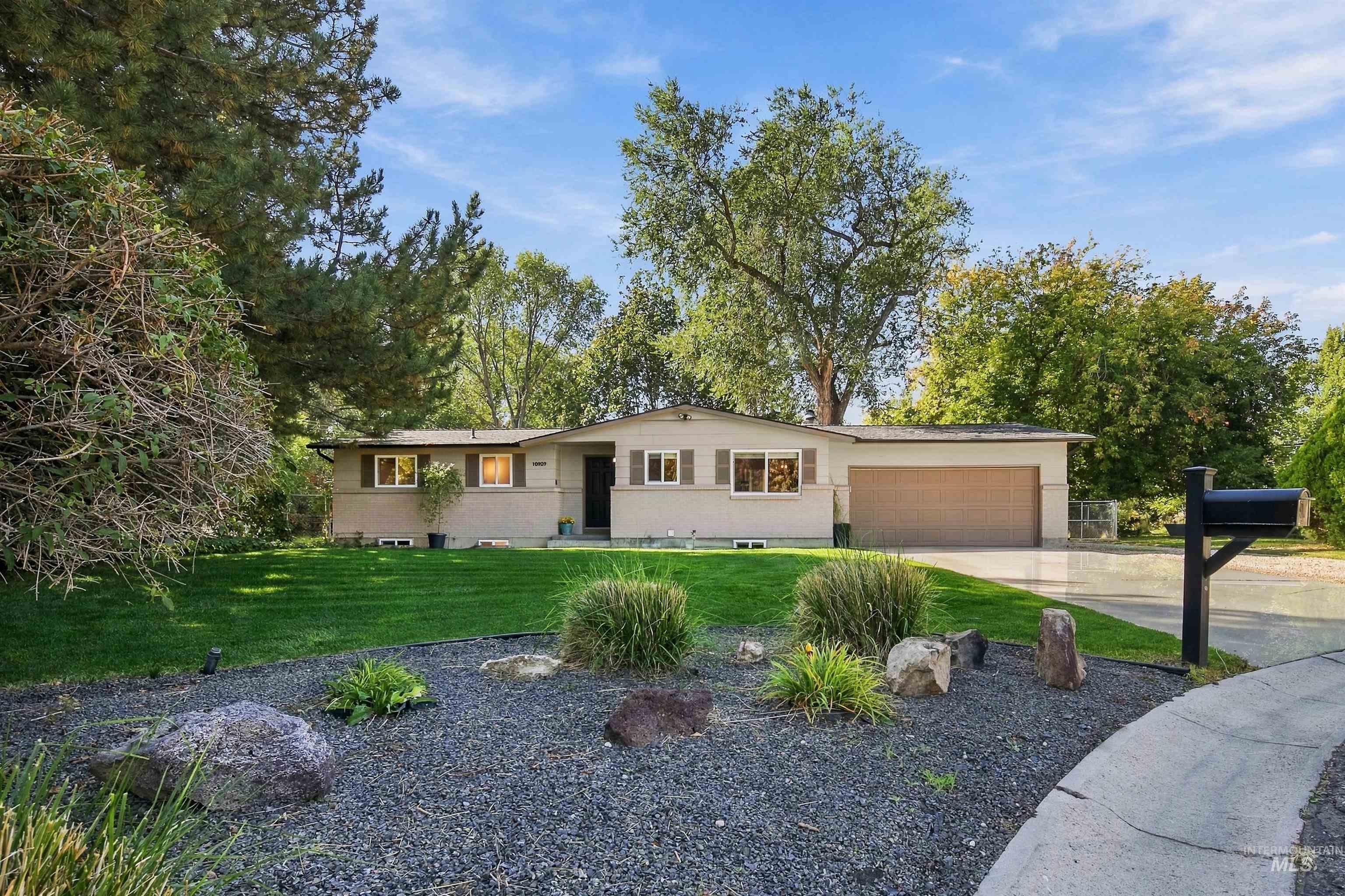 10909 W Estate Drive — photo