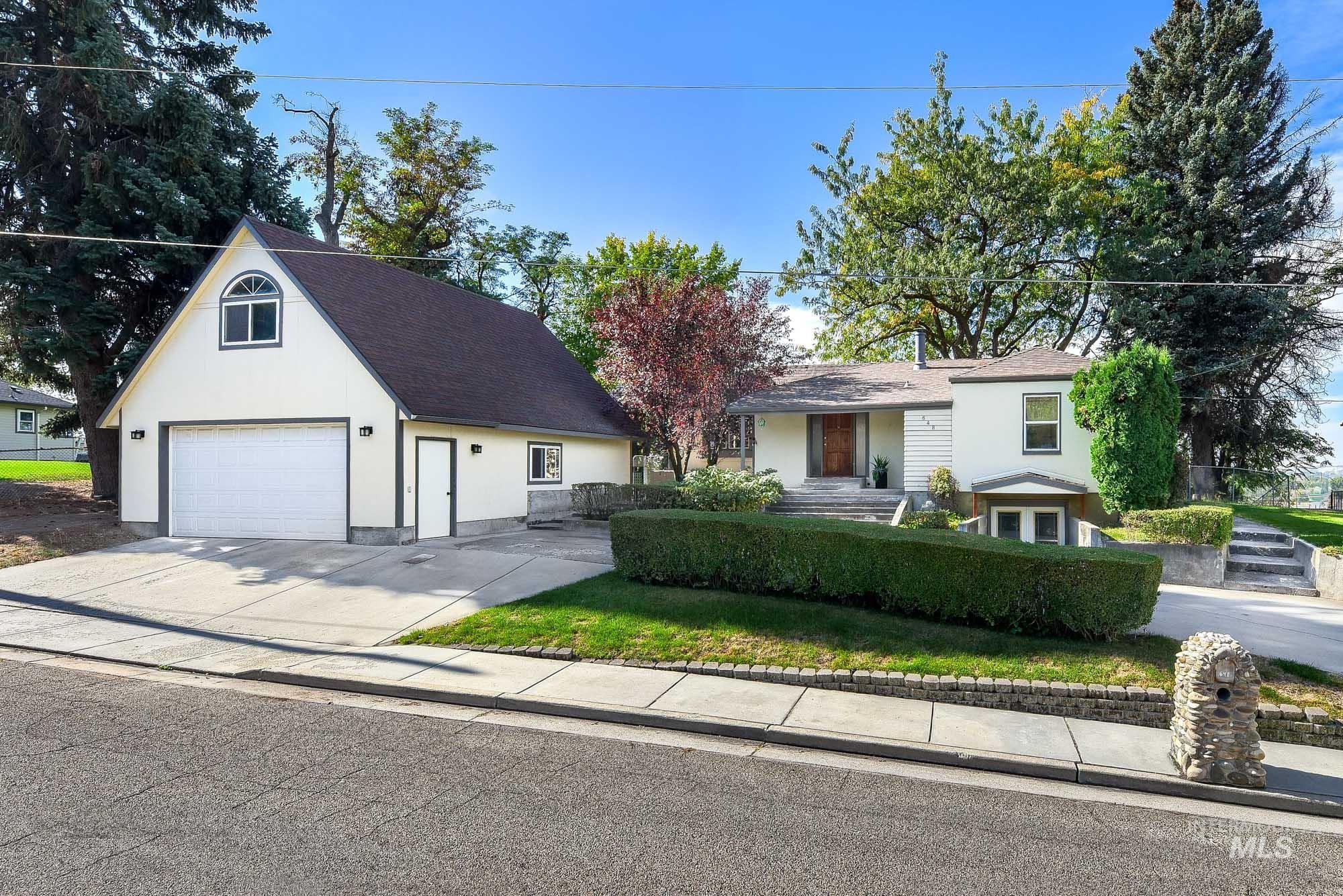 648 Hughes Dr — photo