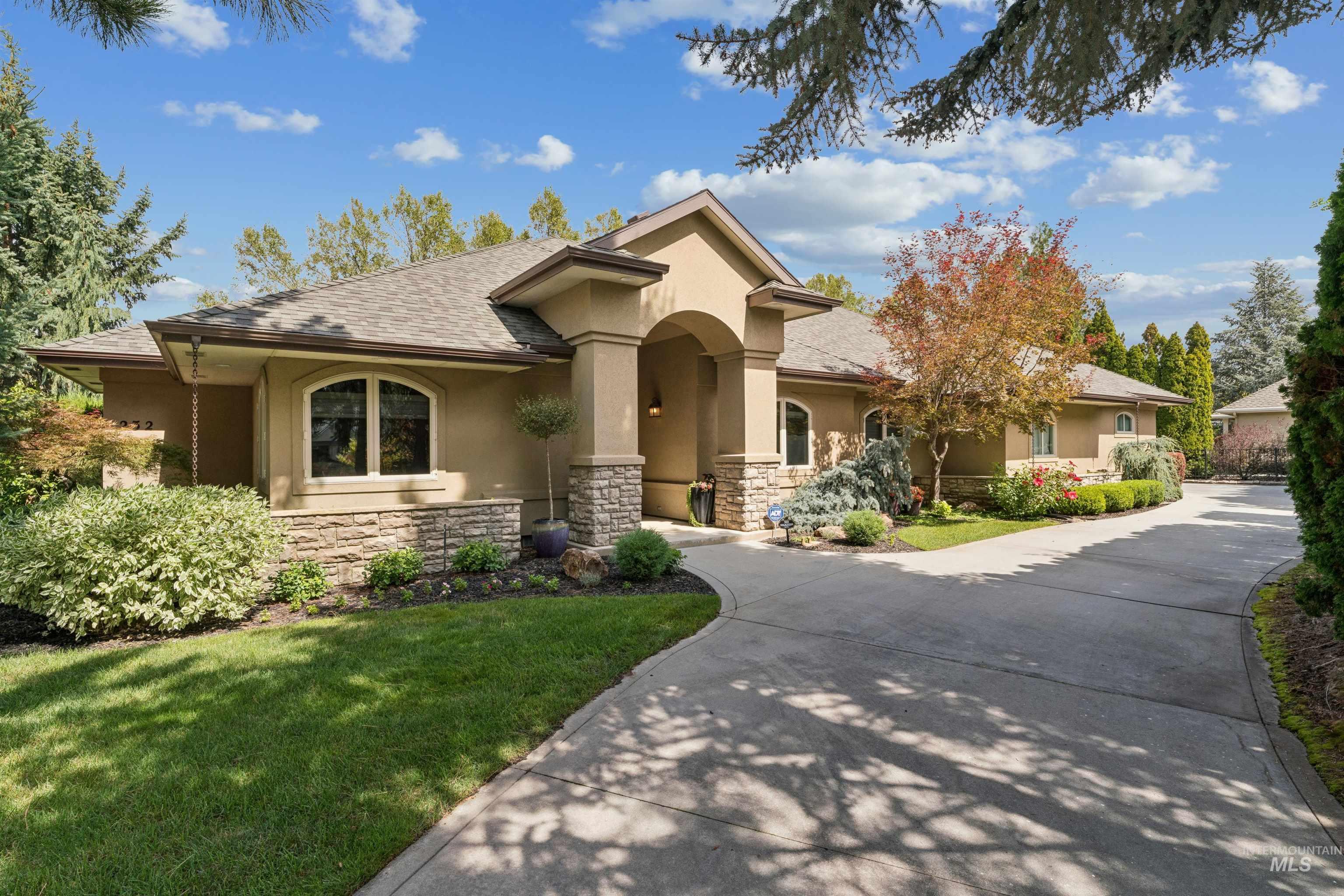 232 W Oakhampton Dr — photo