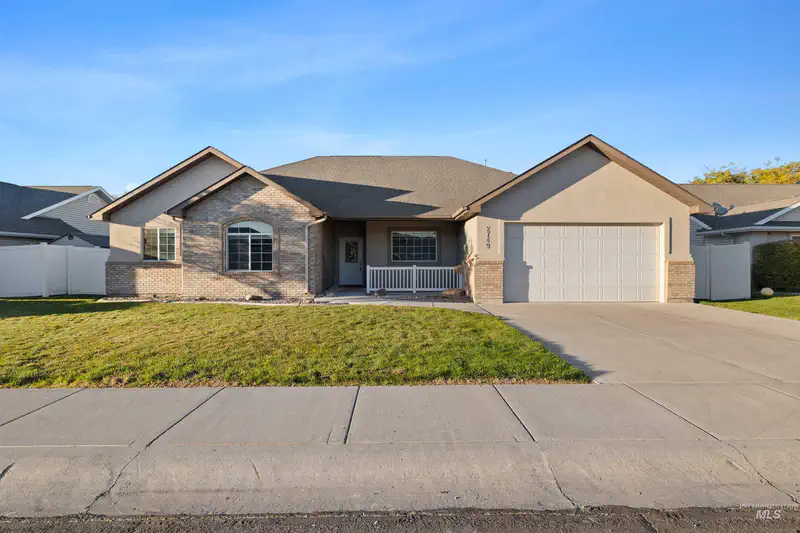2749 Longbow Dr — photo