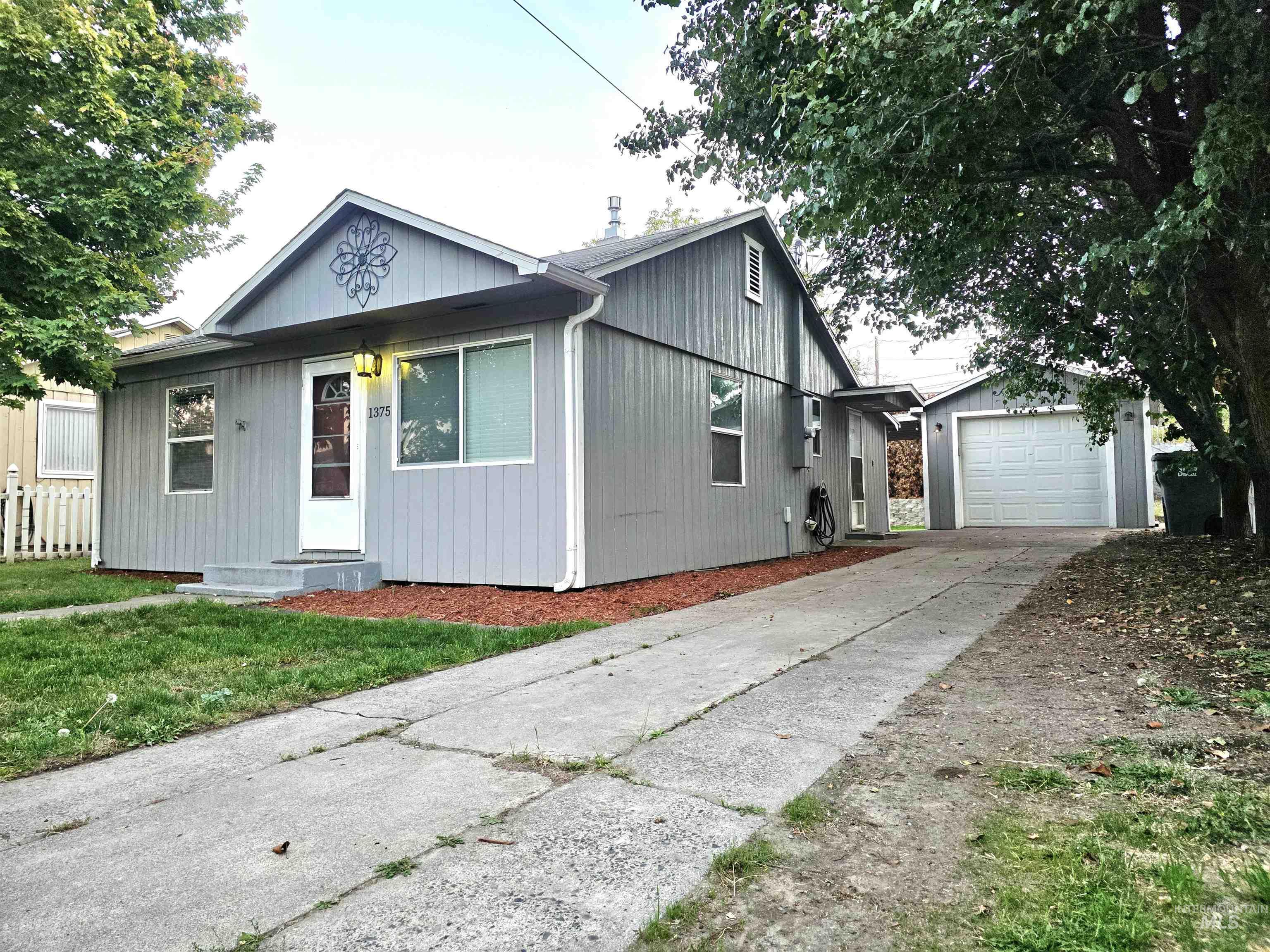 1375 Poplar — photo