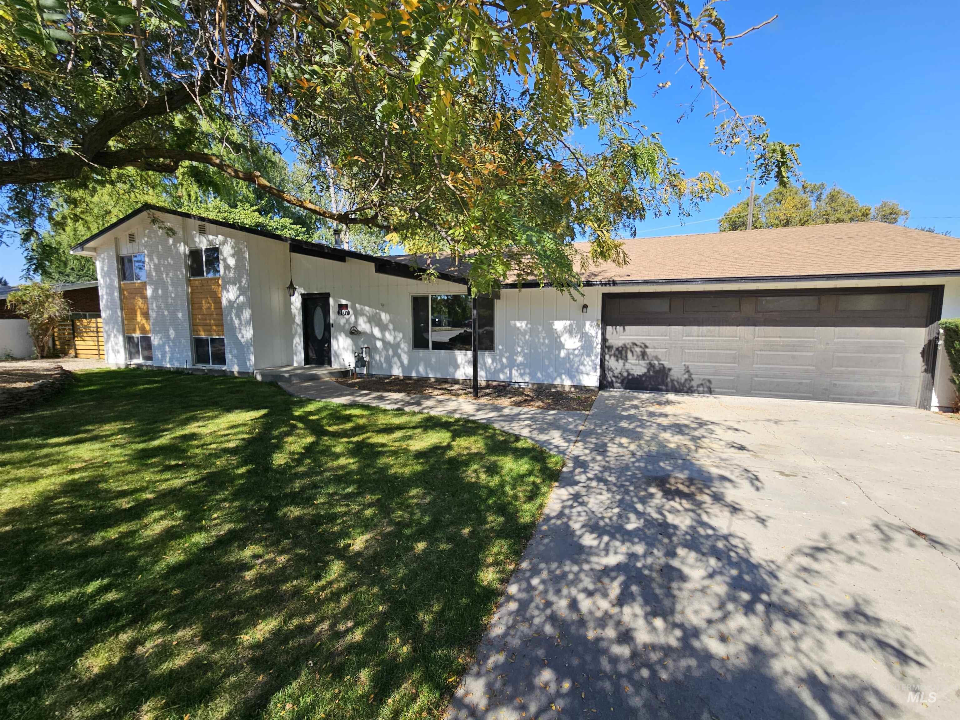 307 Windsor Dr — photo