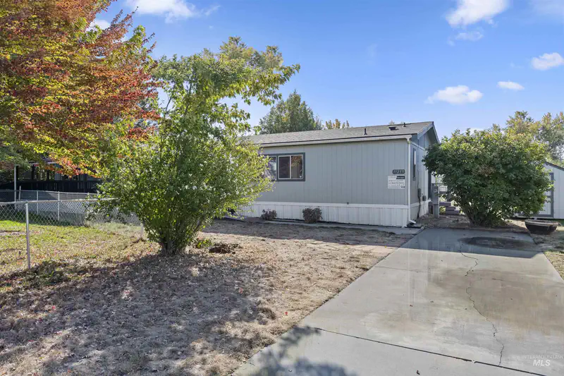 11233 Irving St — photo
