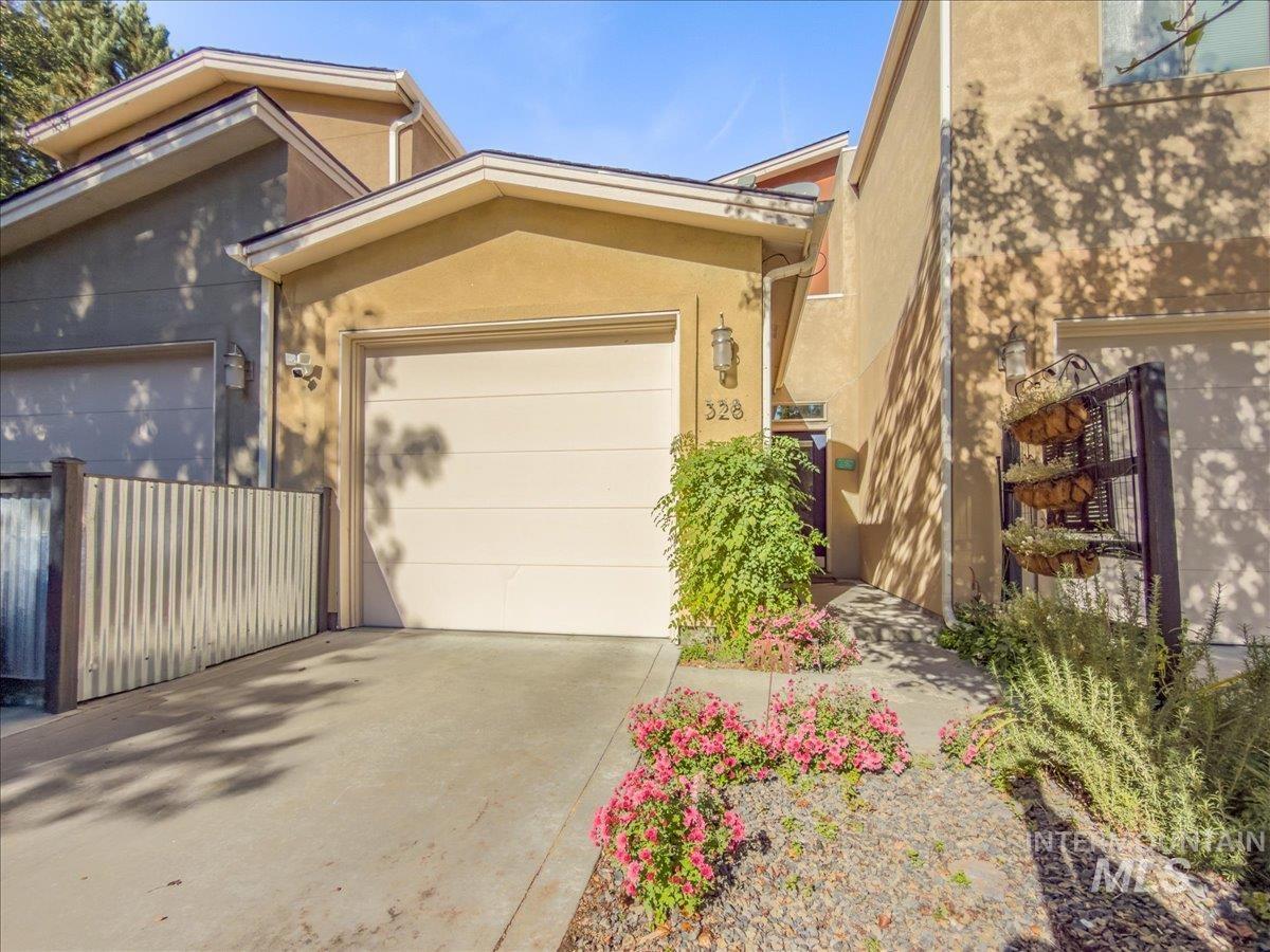 328 E Water Pocket Ln. — photo