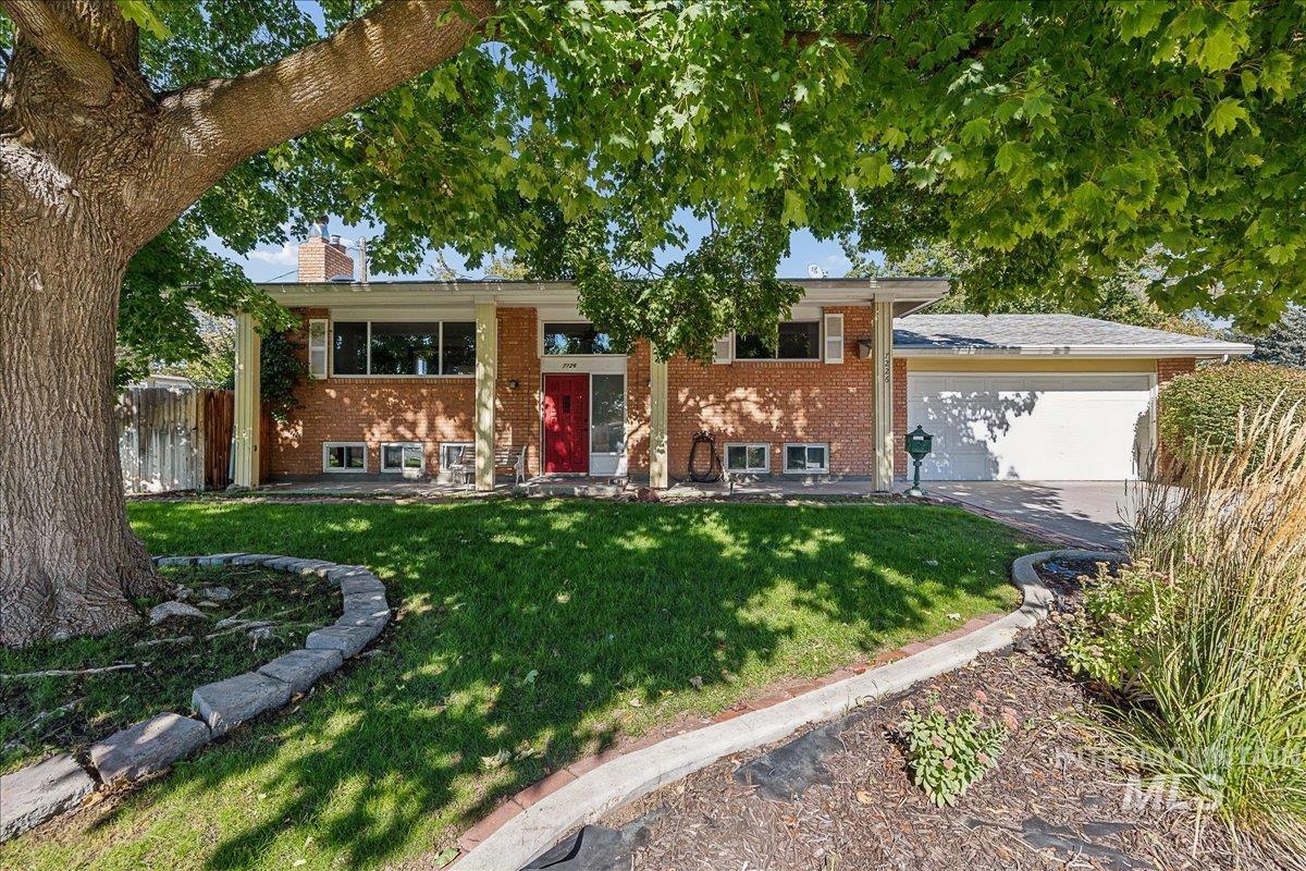 7226 W Cedarwood — photo