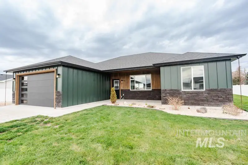 1420 Parker Dr — photo