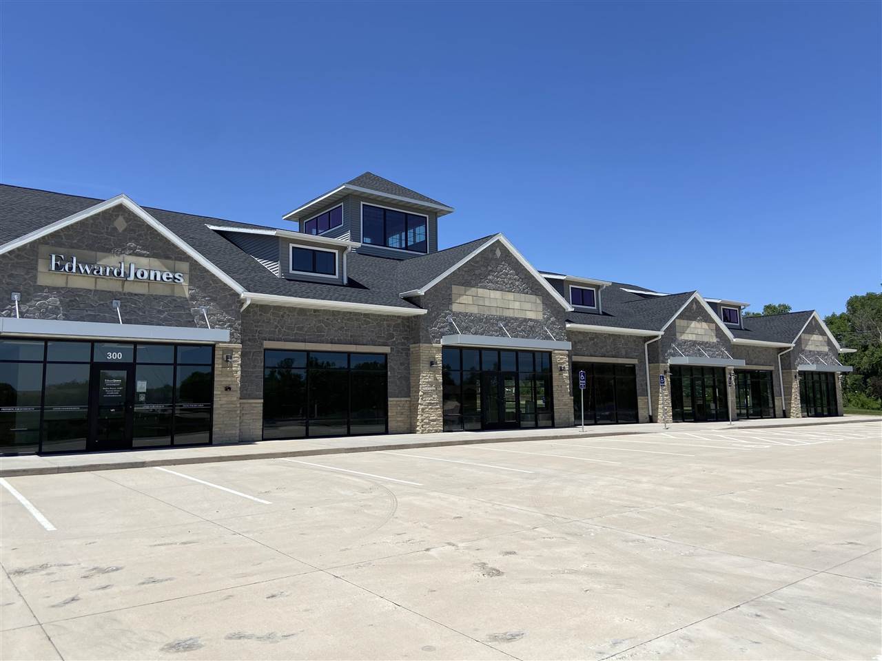 725 Boyson Rd NE, Cedar Rapids, IA 52402