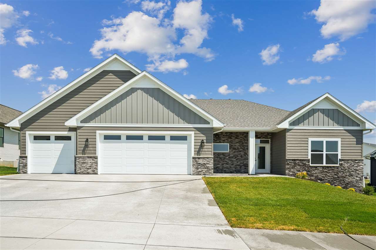 702 Lakeview Court — photo