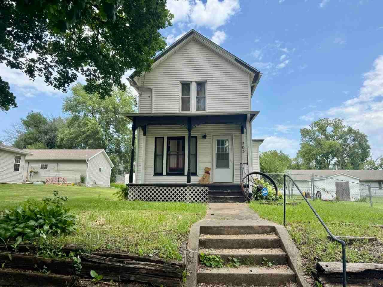 203 E Walnut St — photo