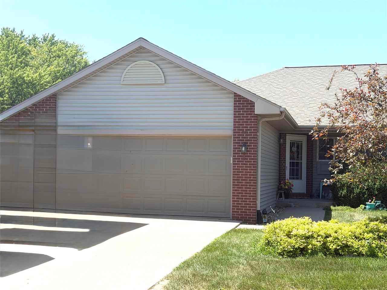 90 Sinnott Pl — photo
