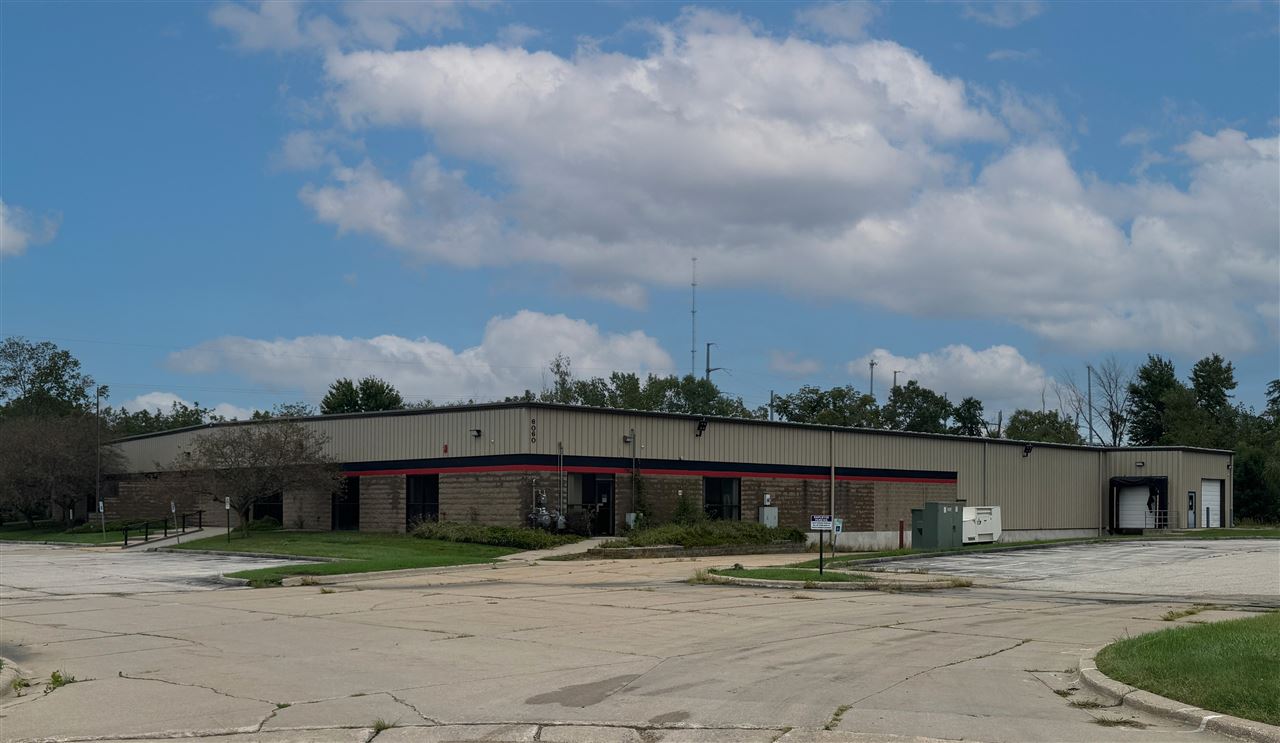 6060 Huntington Ct NE — photo