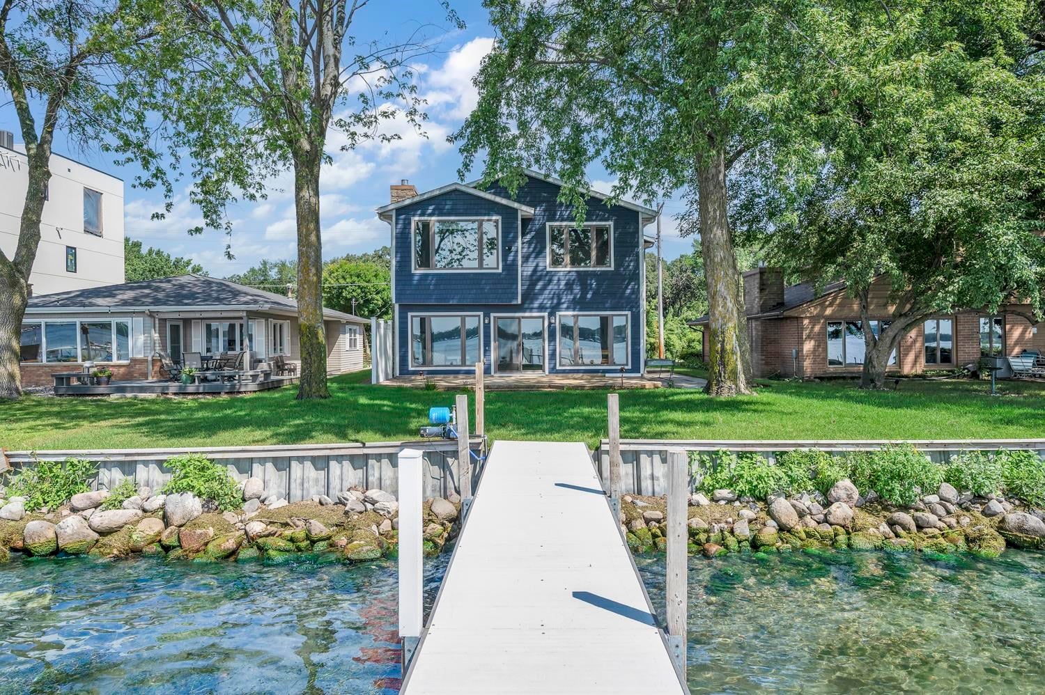 2209 Lakeshore Drive — photo