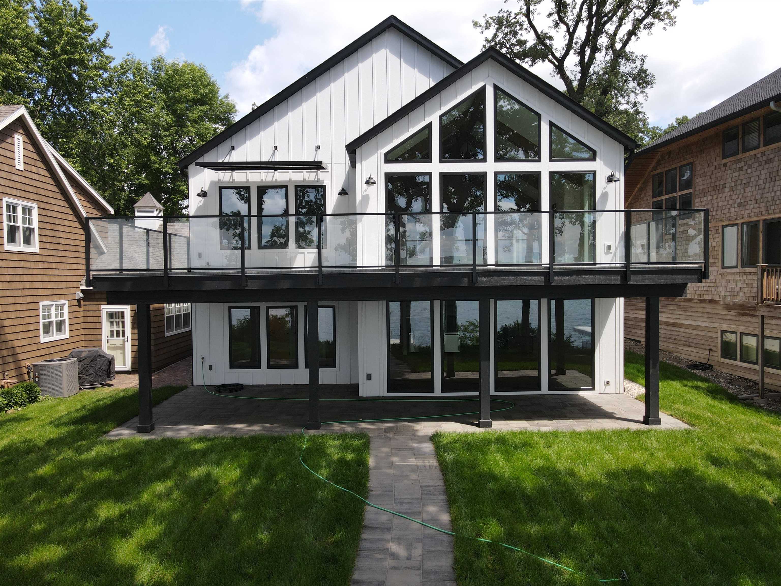 2105 Lakeshore Drive — photo