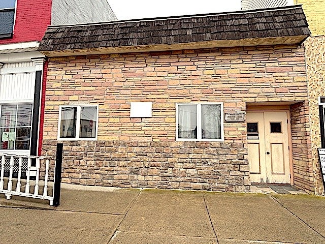 7185 Main Street — photo