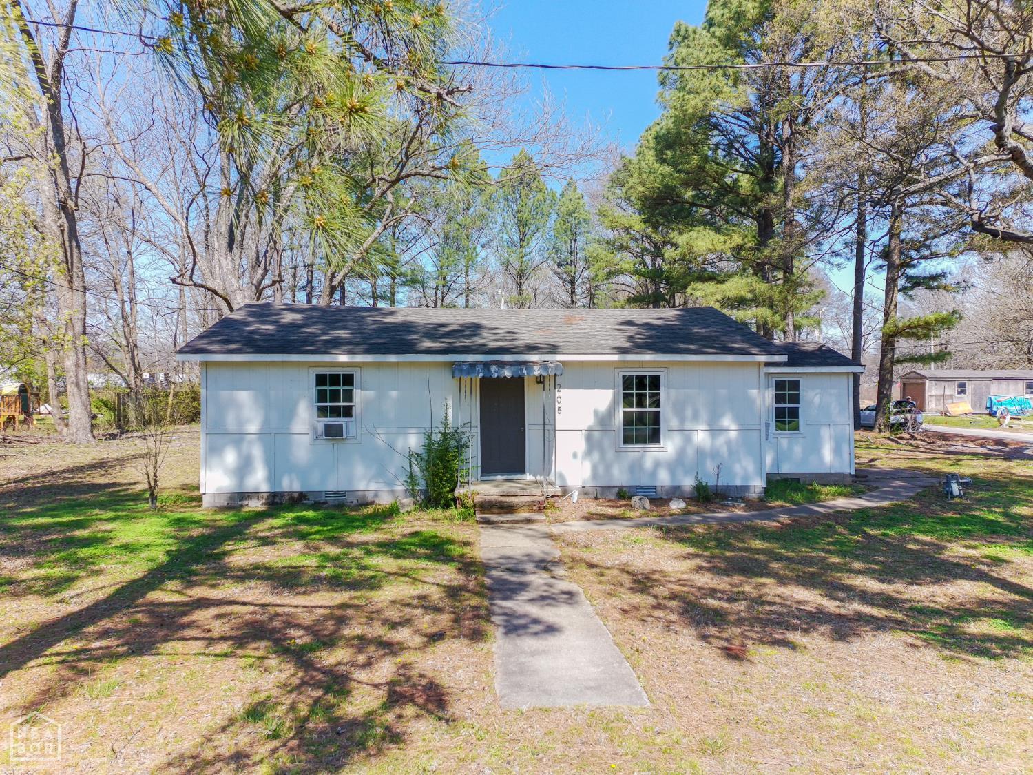 205 E Matthews Street — photo