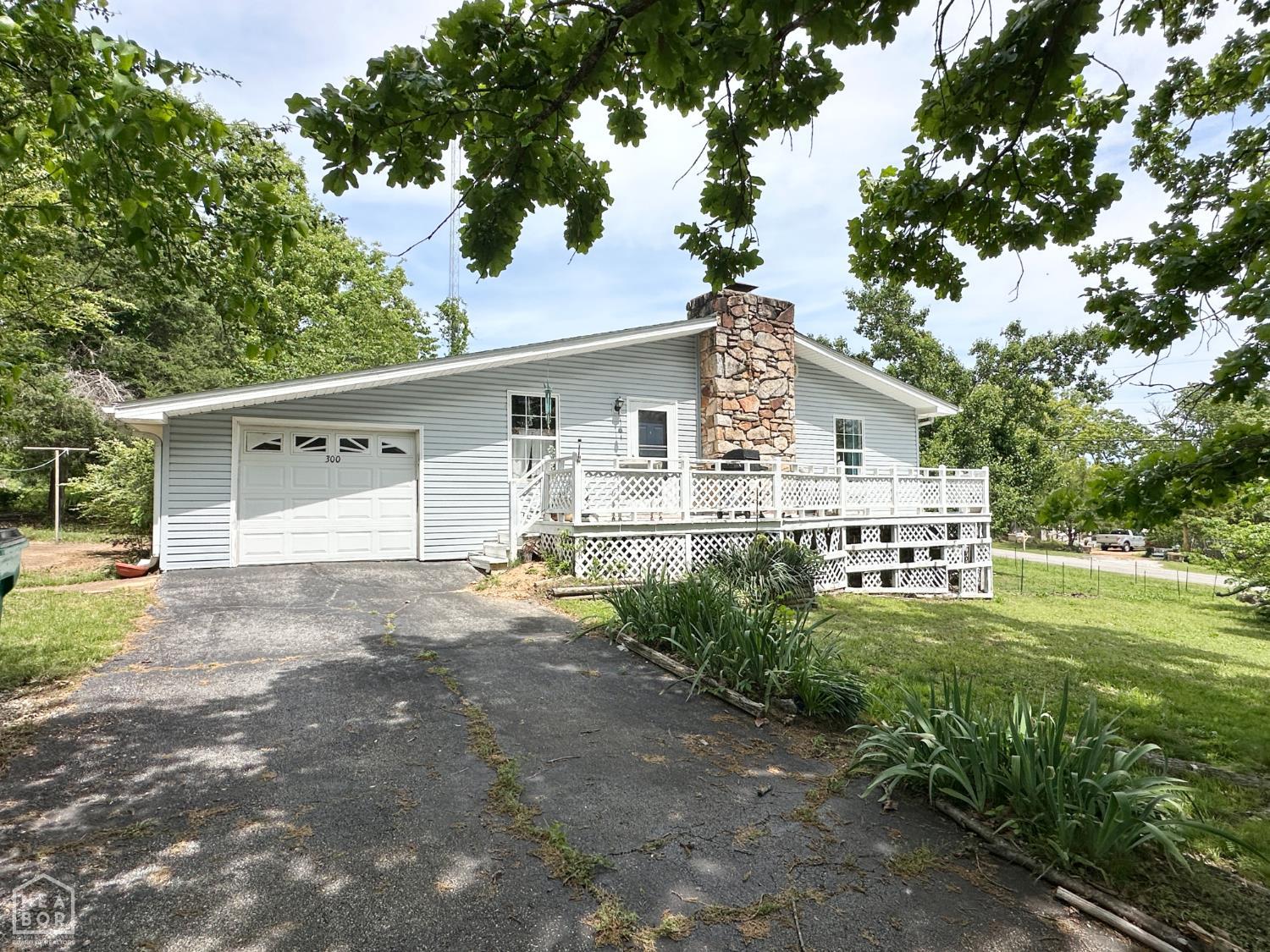 300 Fairway Dr — photo