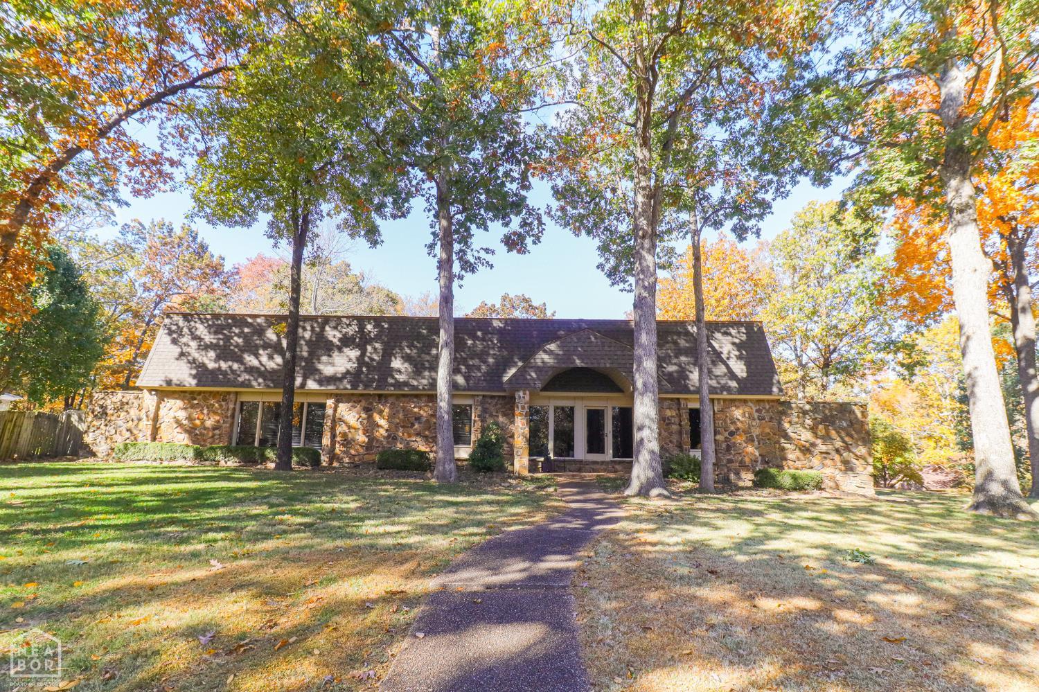 2100 Paula Drive — photo