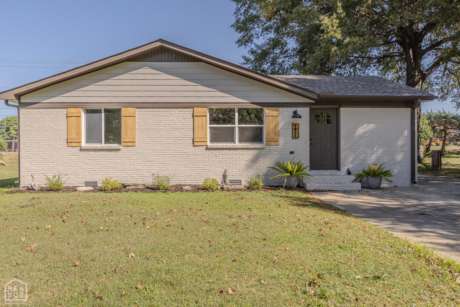 1811 Magnolia Lane — photo