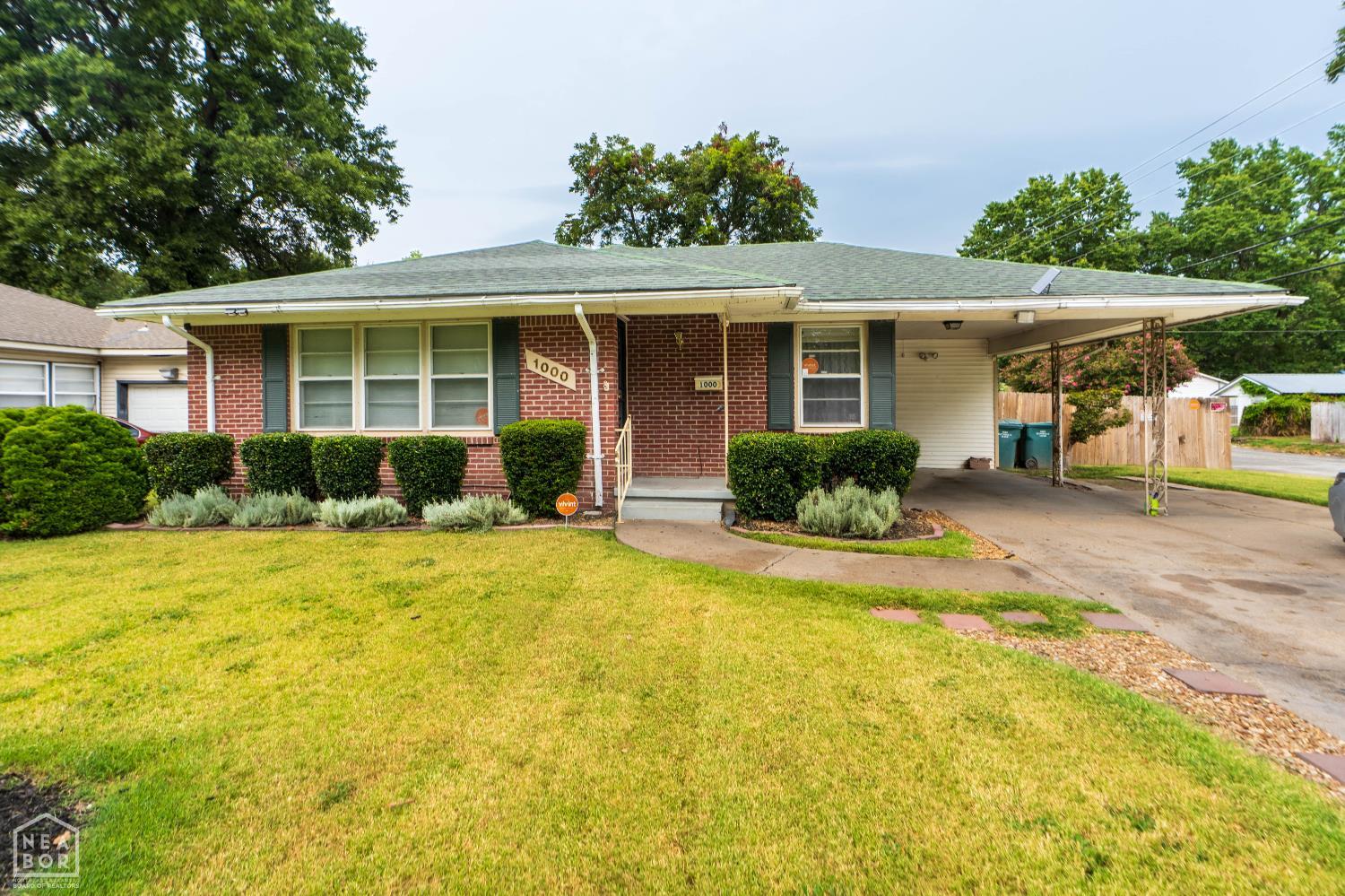 1000 W Pecan Street — photo