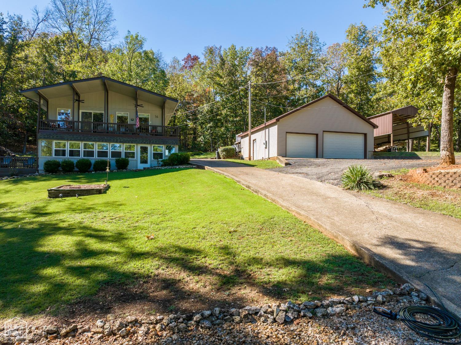 16 Wyandotte Drive — photo