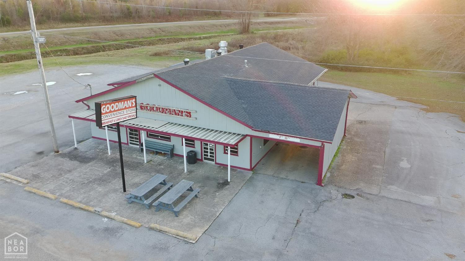 1006 N Highway 135 — photo