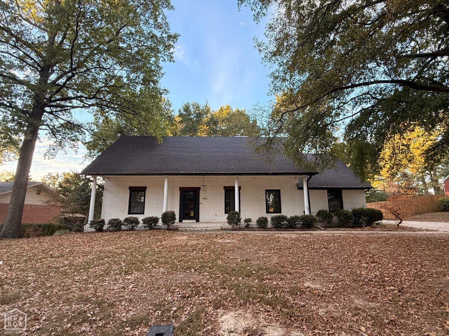 909 Pinecrest Drive — photo