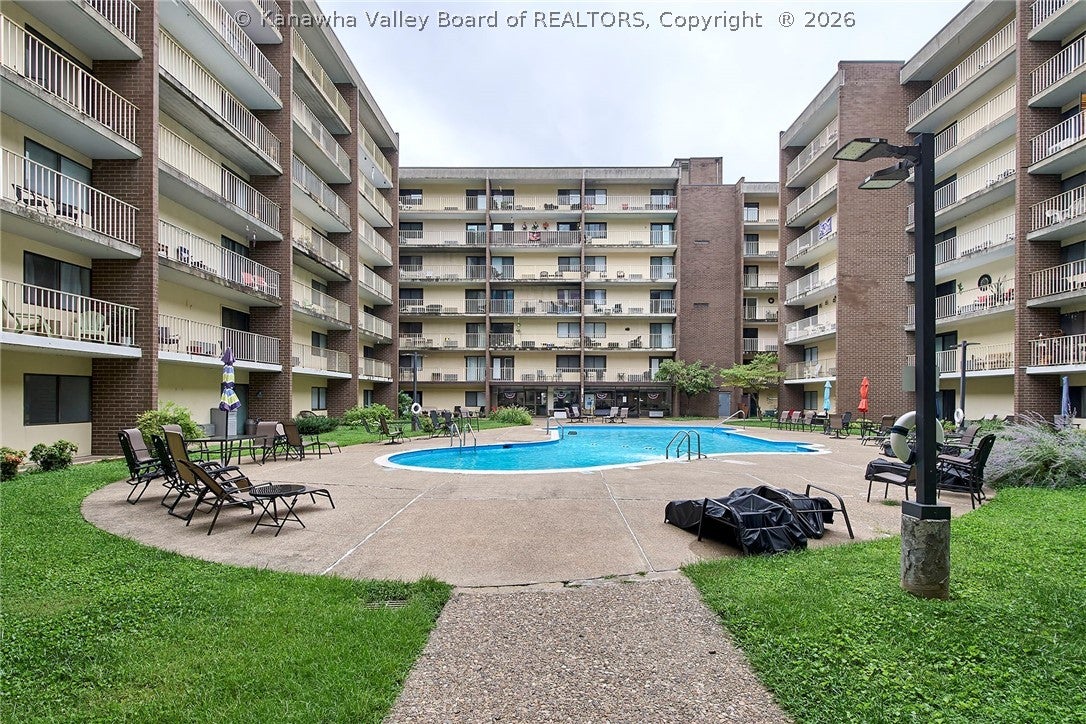 2106 Kanawha Boulevard E 727 — photo