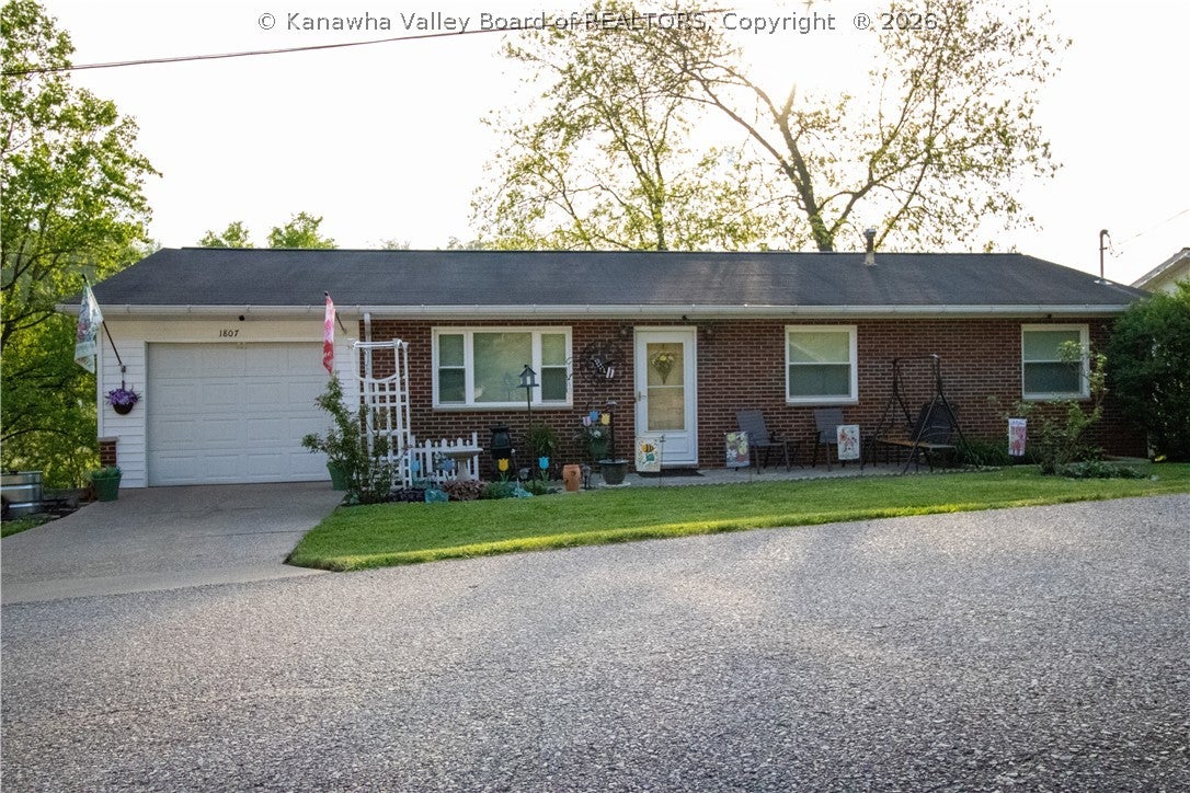 1807 Maple Drive — photo