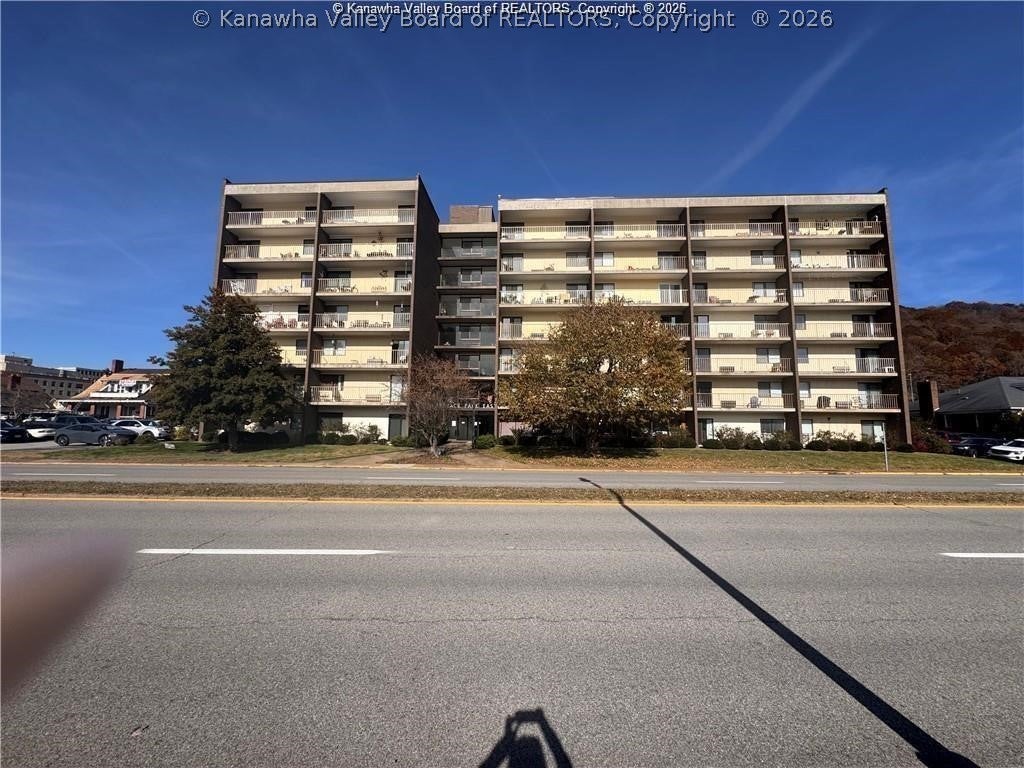 2106 Kanawha Boulevard E 211 — photo