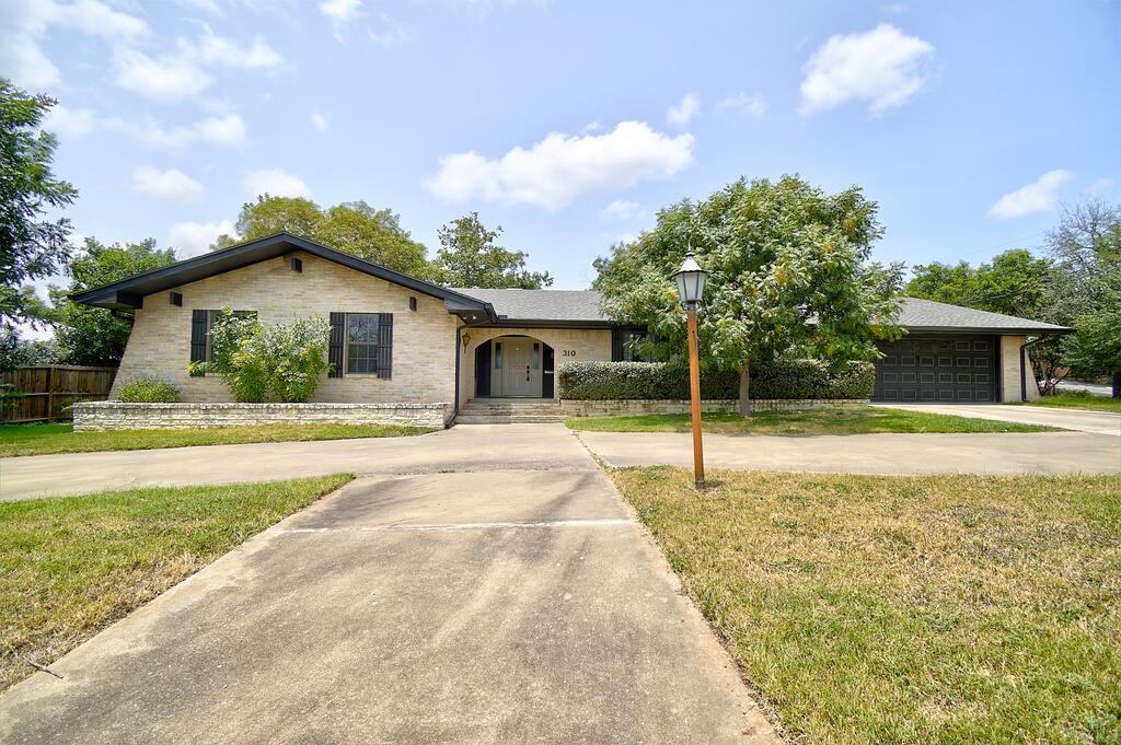 310 Fairview Dr — photo