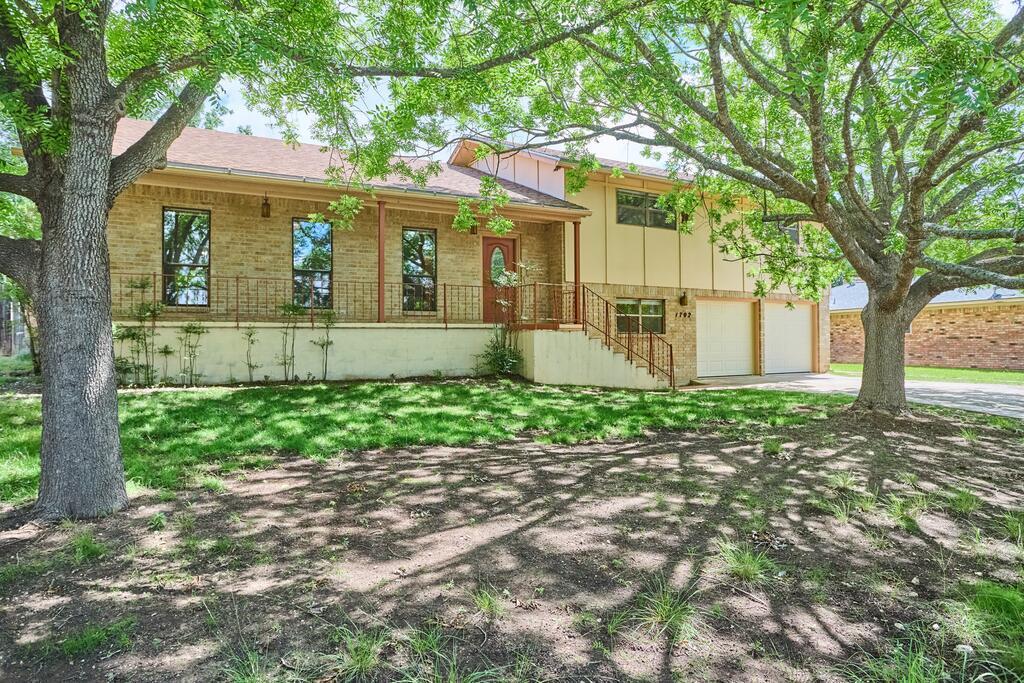 1702 Susan Dr — photo