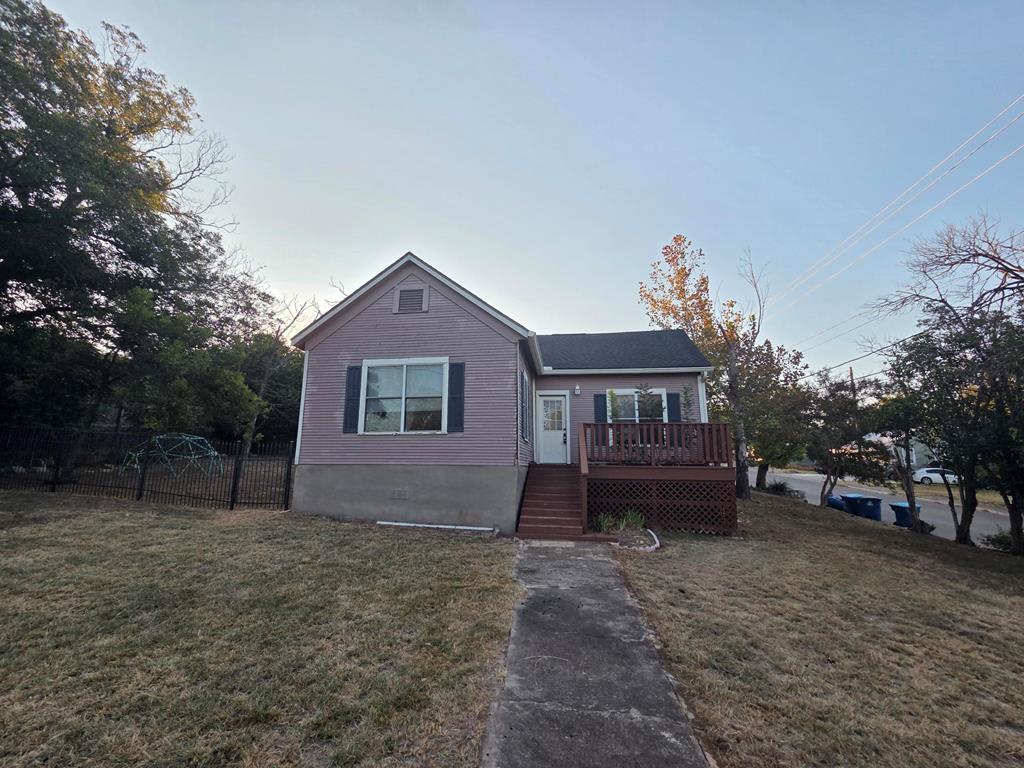 801 Everett St — photo