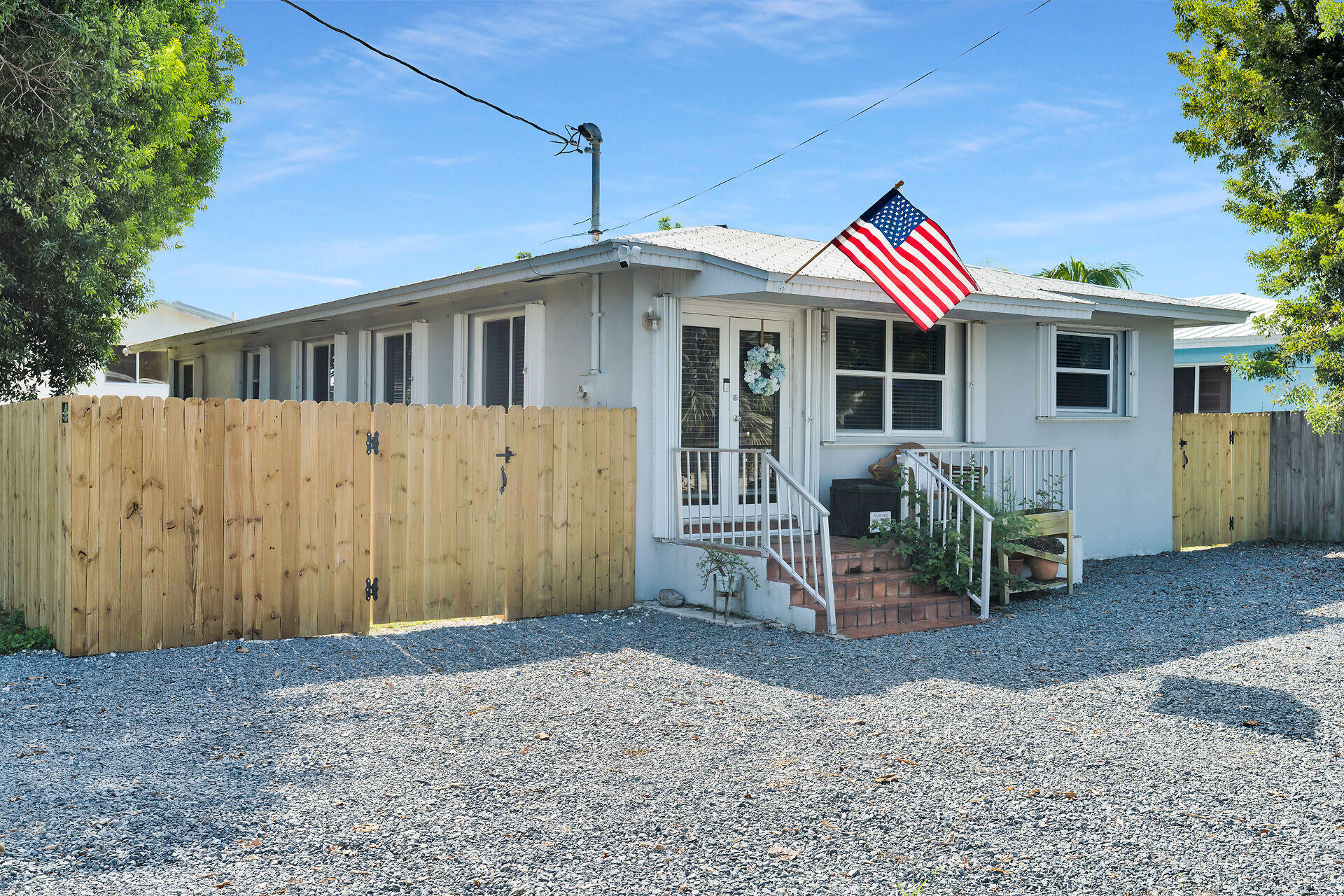 202 Hibiscus Street — photo