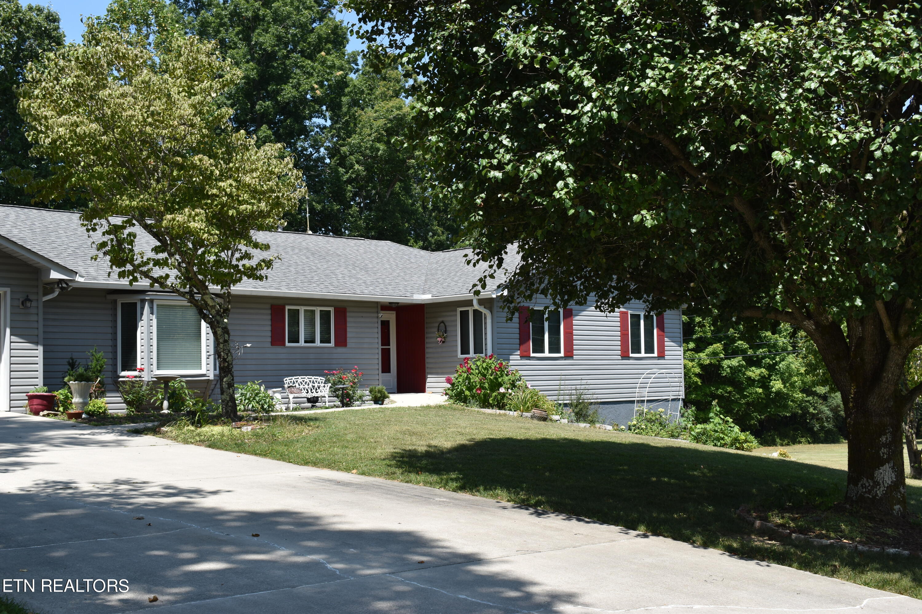 530 Meadows Rd — photo