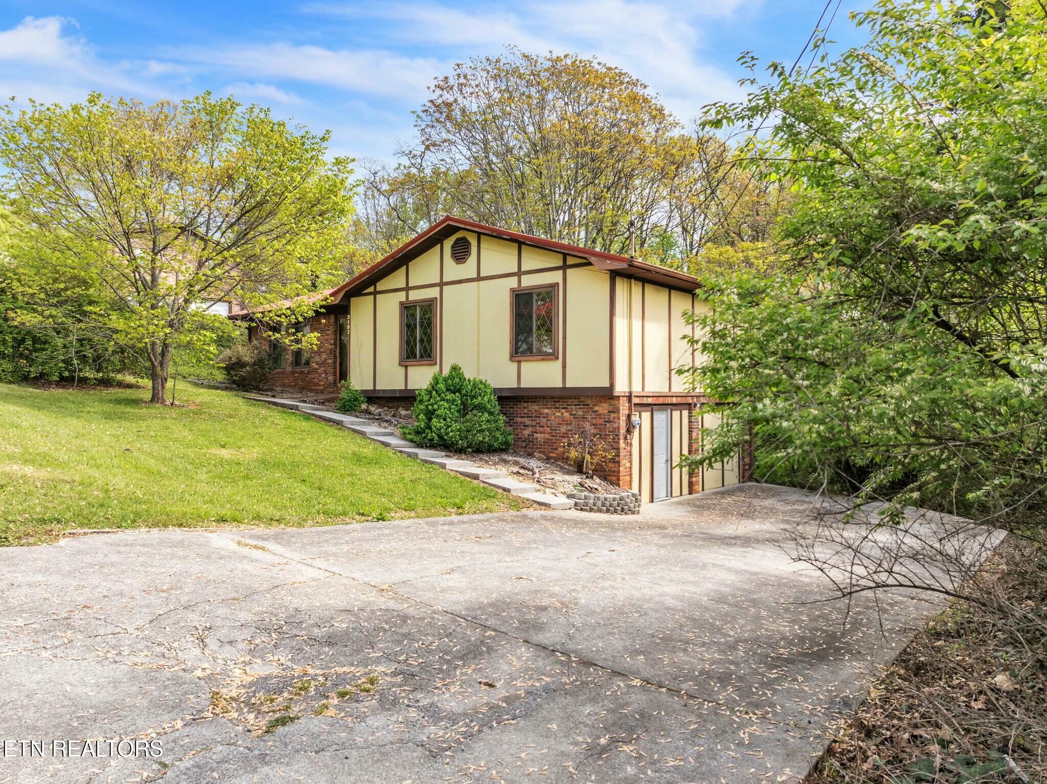 2137 Highview Drive — photo