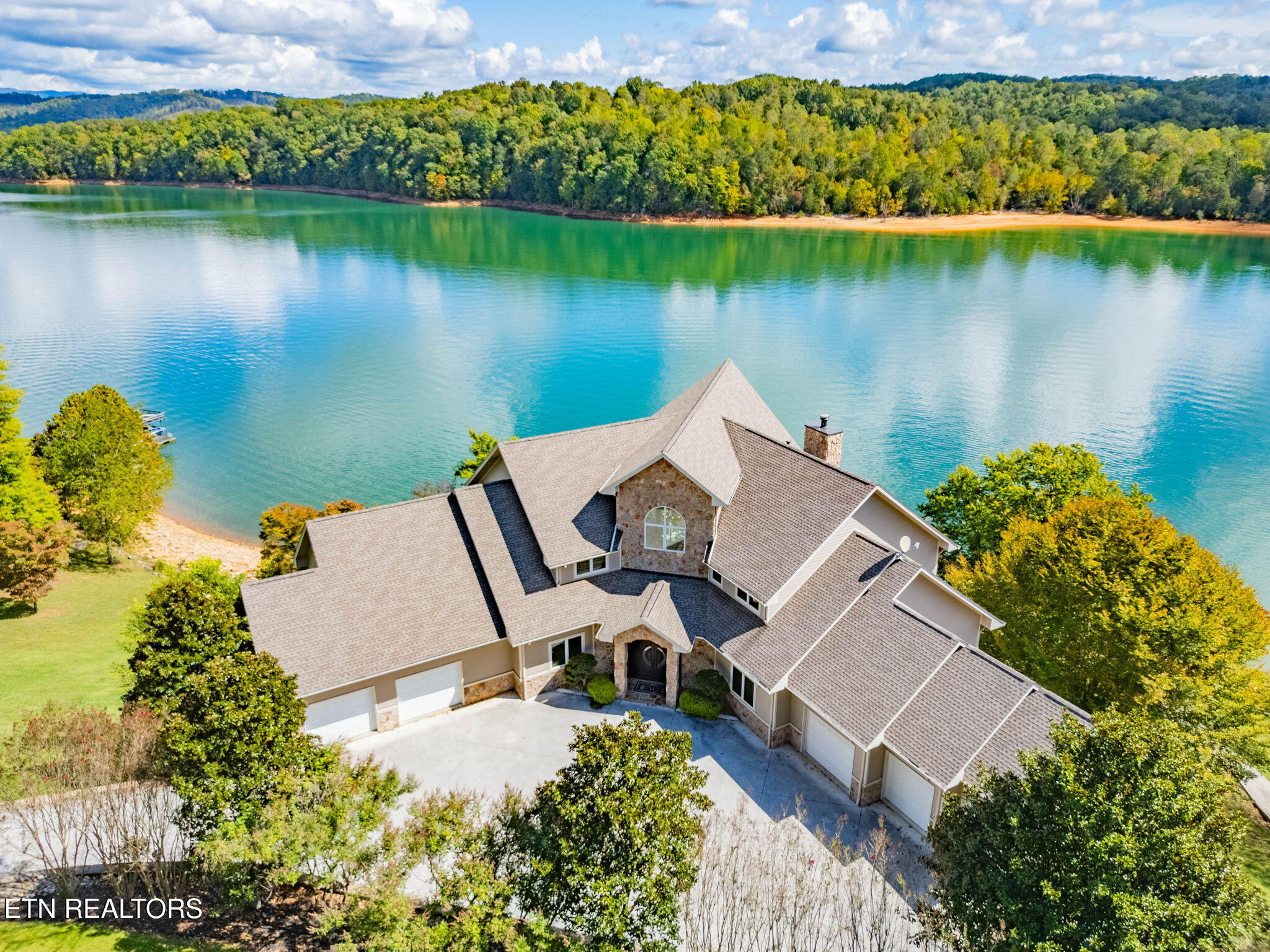 643 Crown Pointe Rd — photo