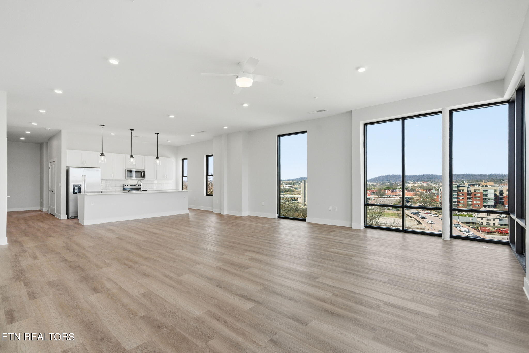 327 W Summit Hill Drive 600 — photo