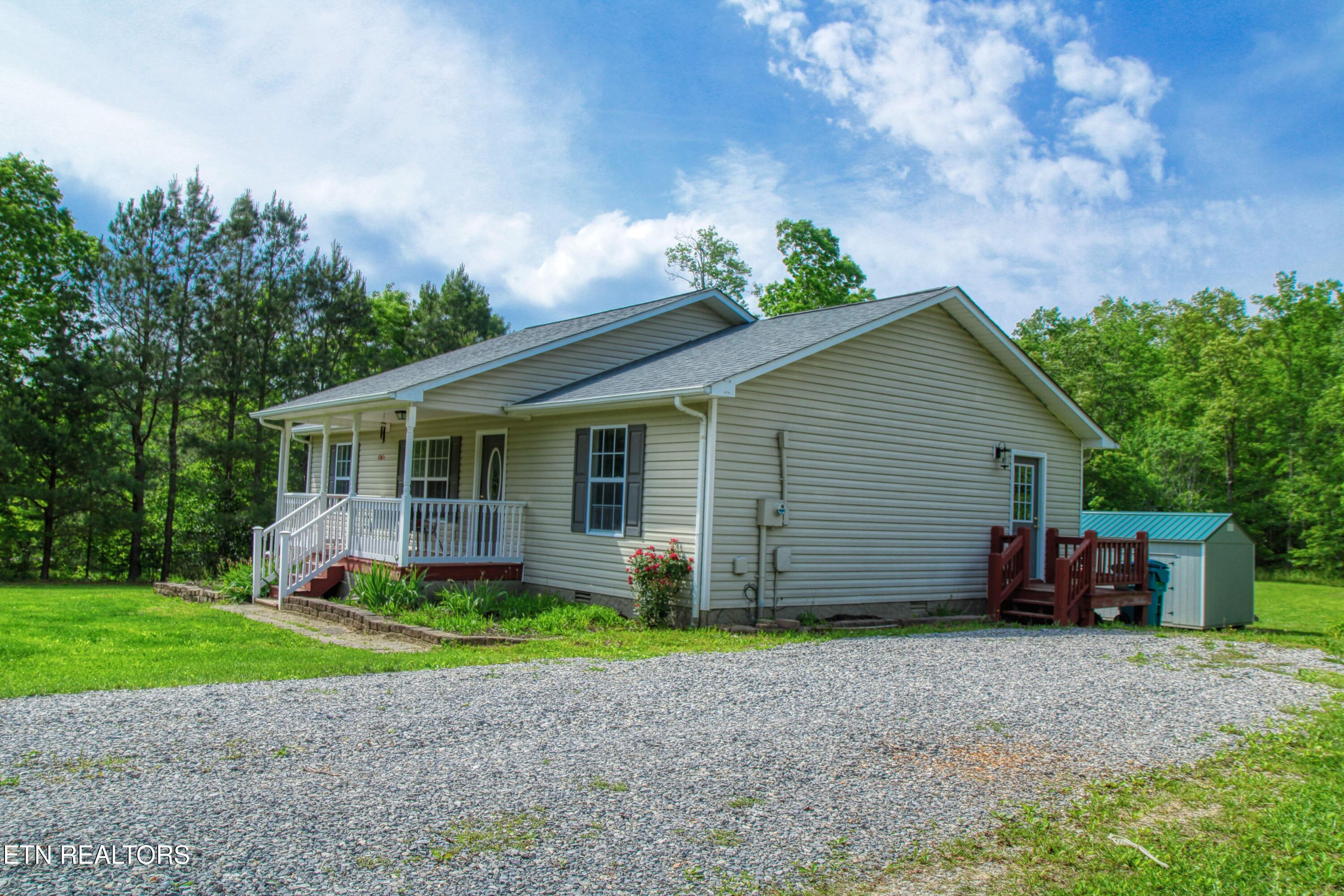 634 Robs Rd, Grimsley, TN 38565 — photo 2