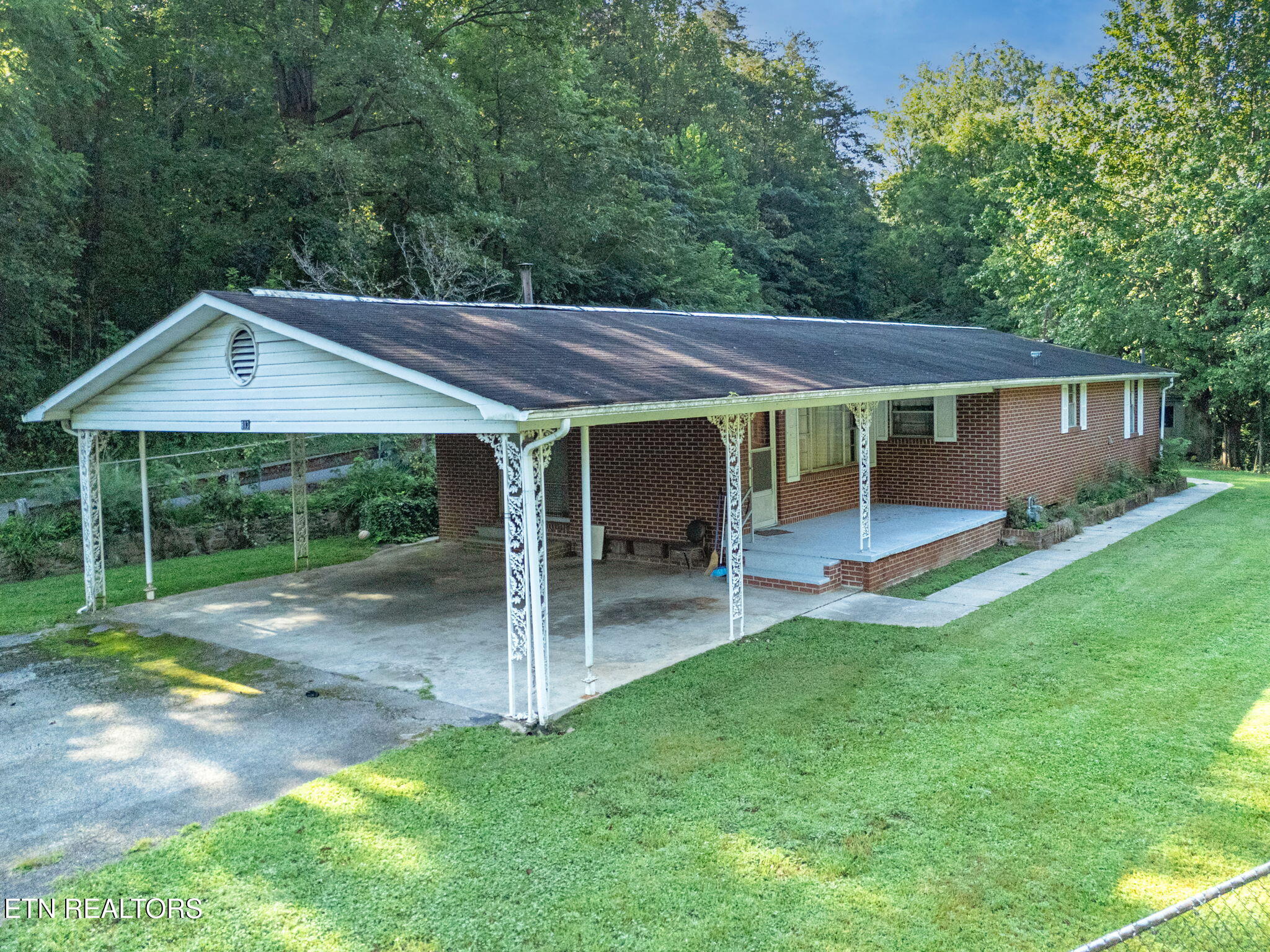 813 Andys Ridge Rd — photo
