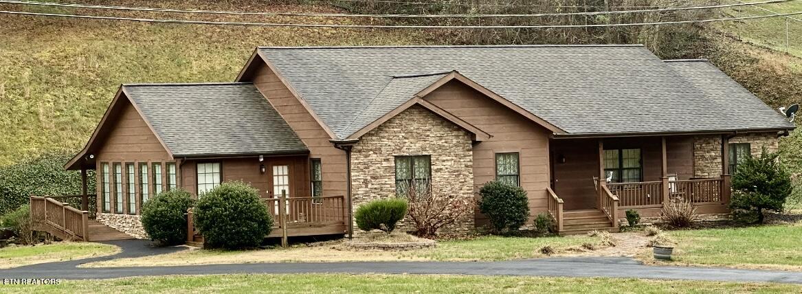 105 Hwy 190 — photo