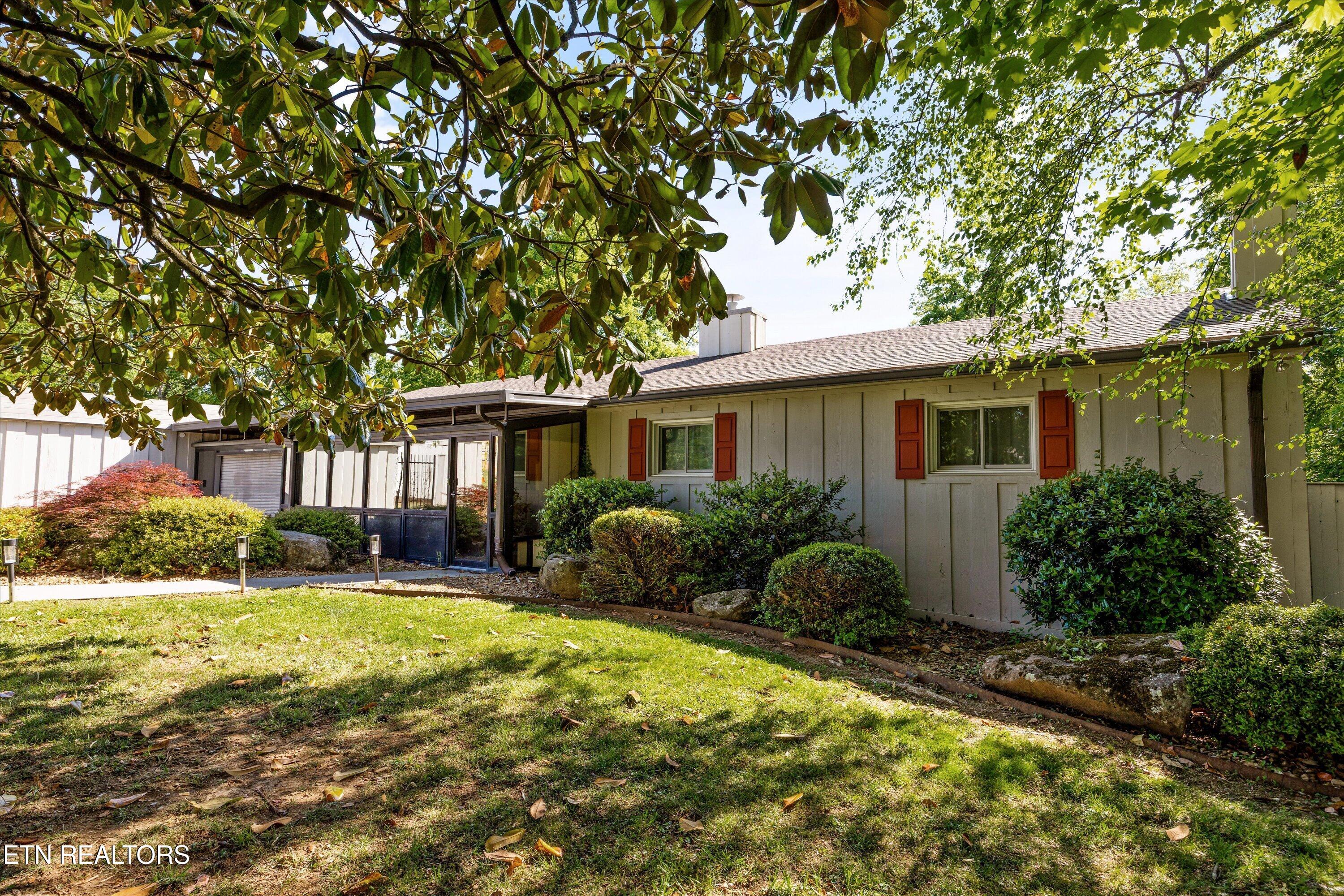 565 Hillcrest Circle — photo