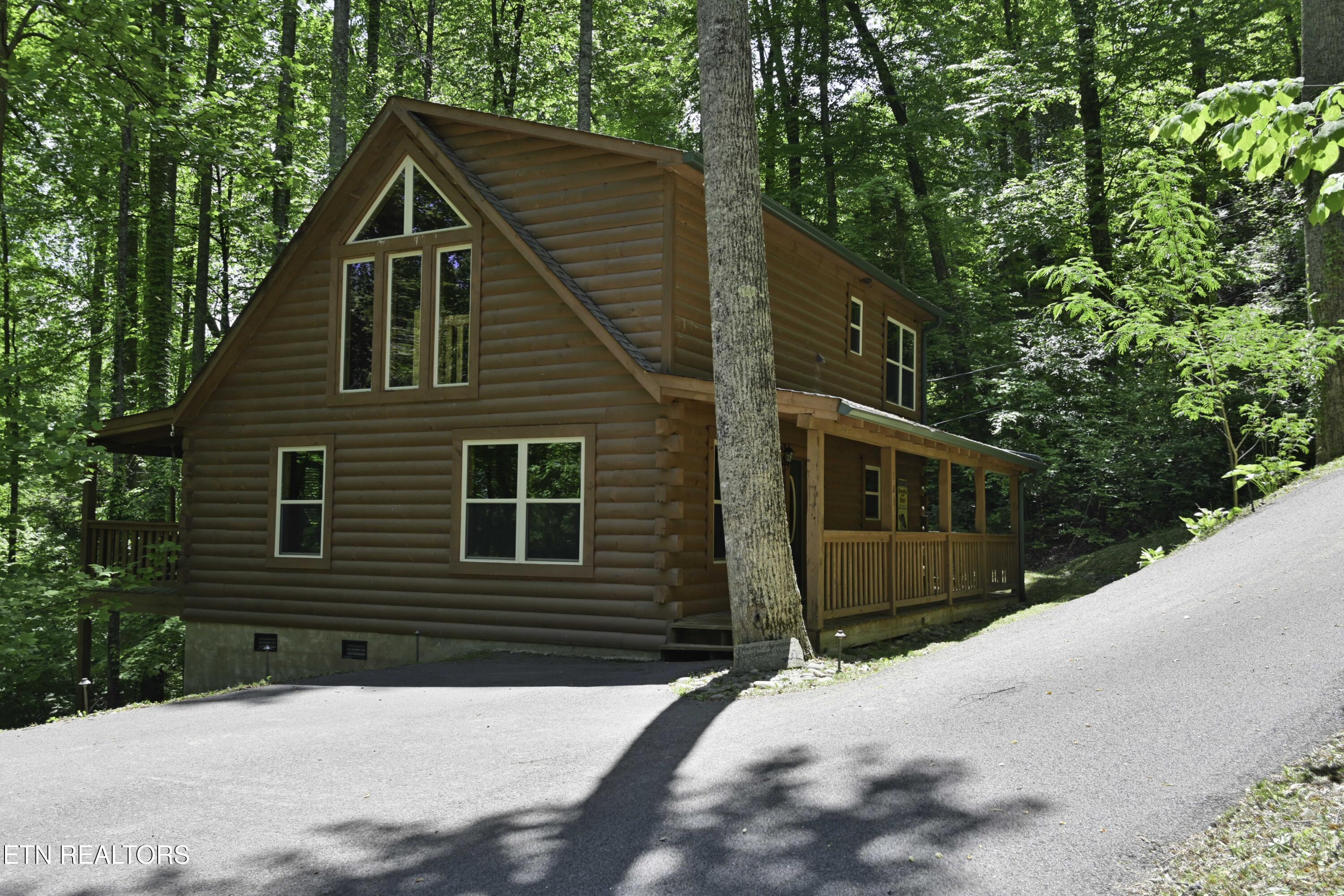 123 Laurel Way — photo