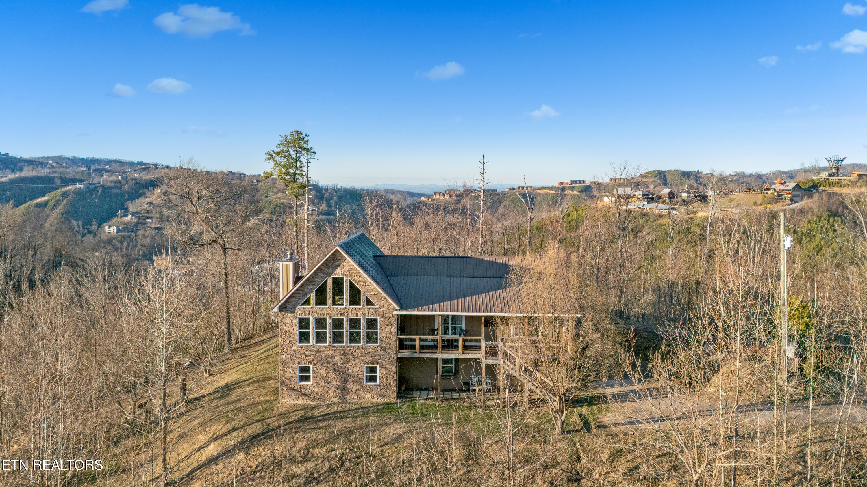 835 Perry Drive — photo